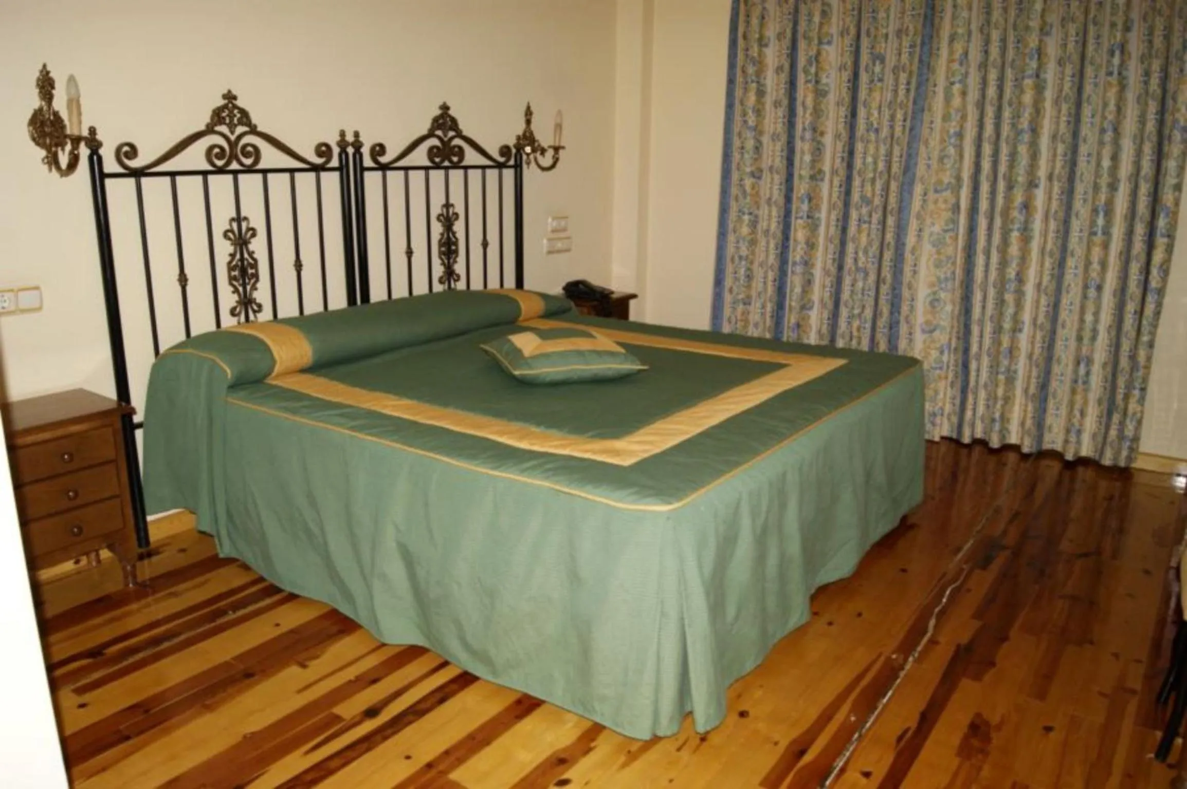 Photo of the whole room, Bed in Hotel Riopar Spa