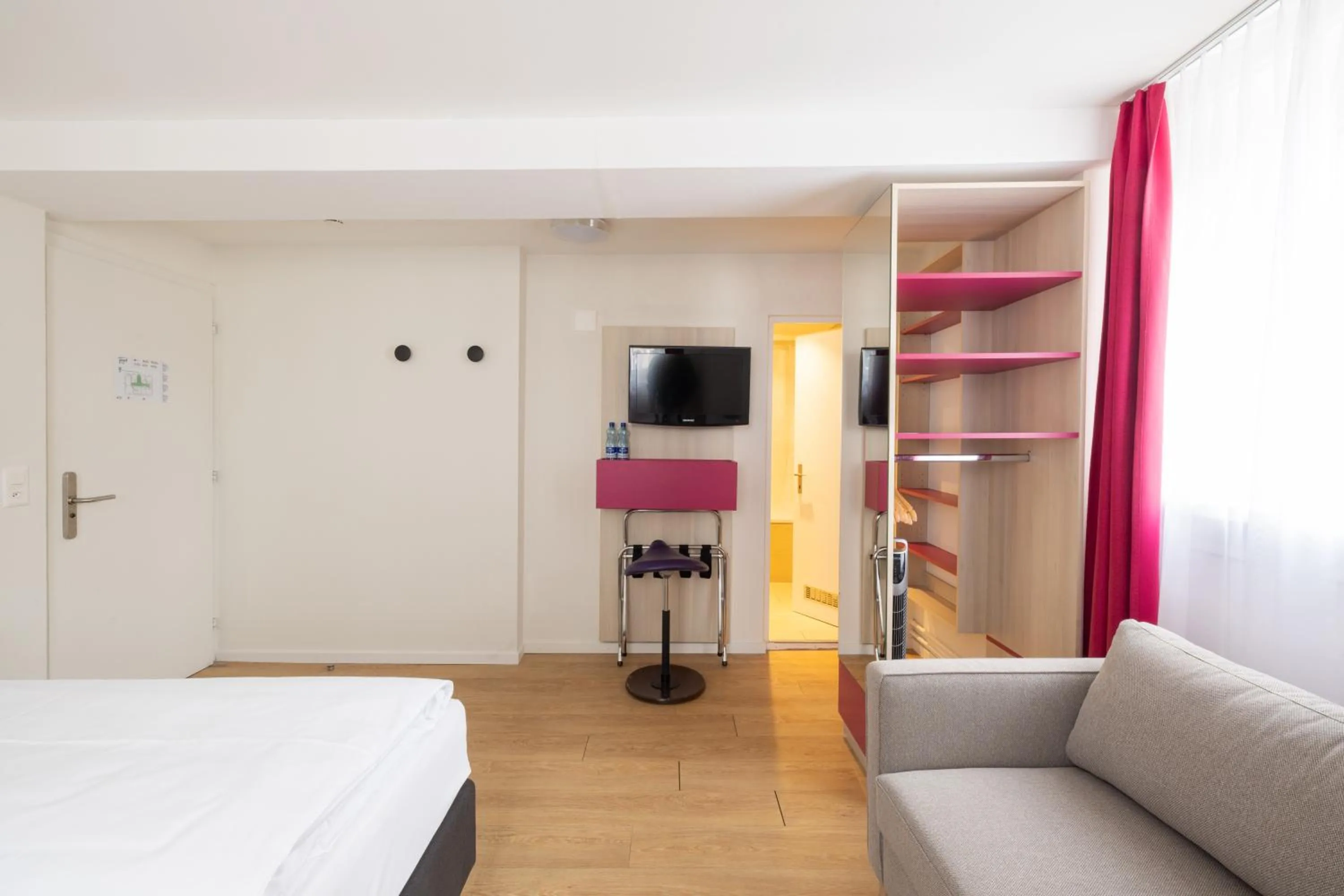 Photo of the whole room, Bed in Fred Guest House Hauptbahnhof - Self Check-in