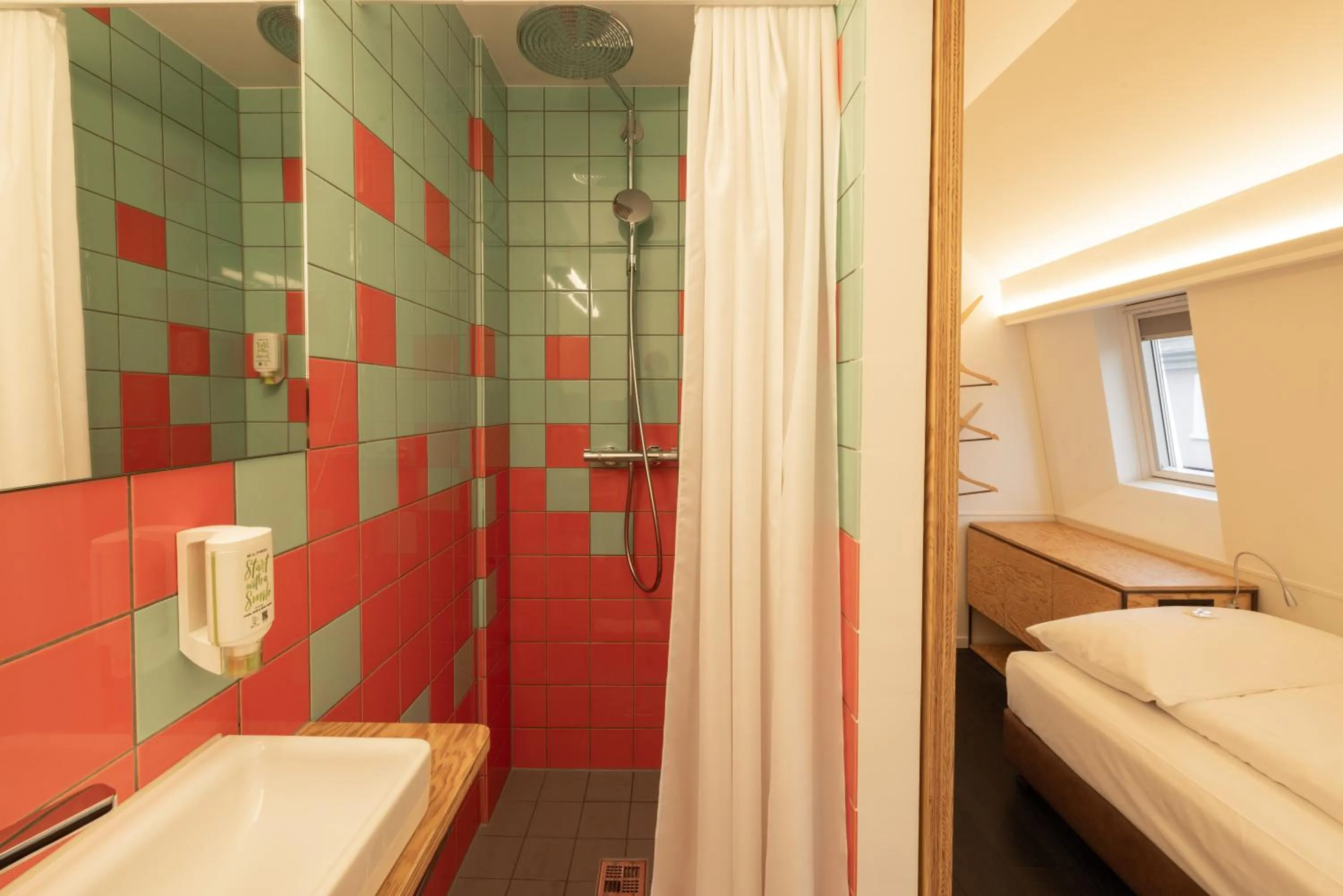 Shower in Fred Guest House Hauptbahnhof - Self Check-in