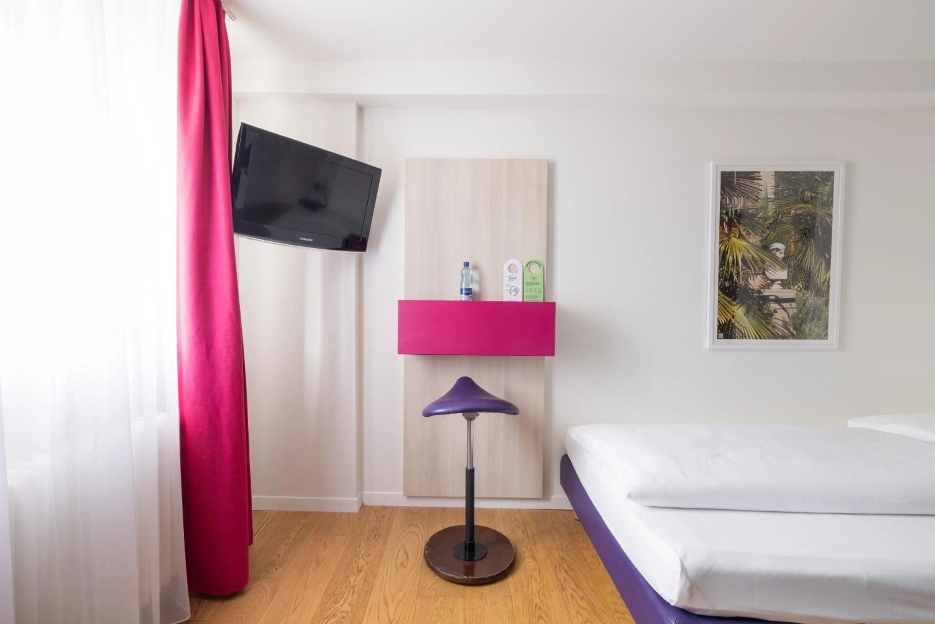 TV and multimedia, Bed in Fred Guest House Hauptbahnhof - Self Check-in