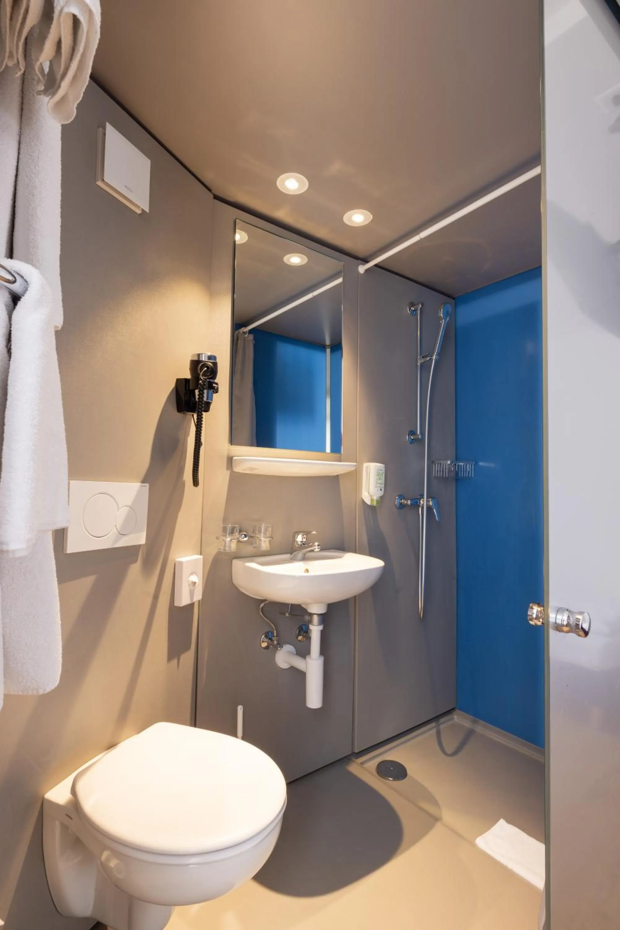 Shower in Fred Guest House Hauptbahnhof - Self Check-in