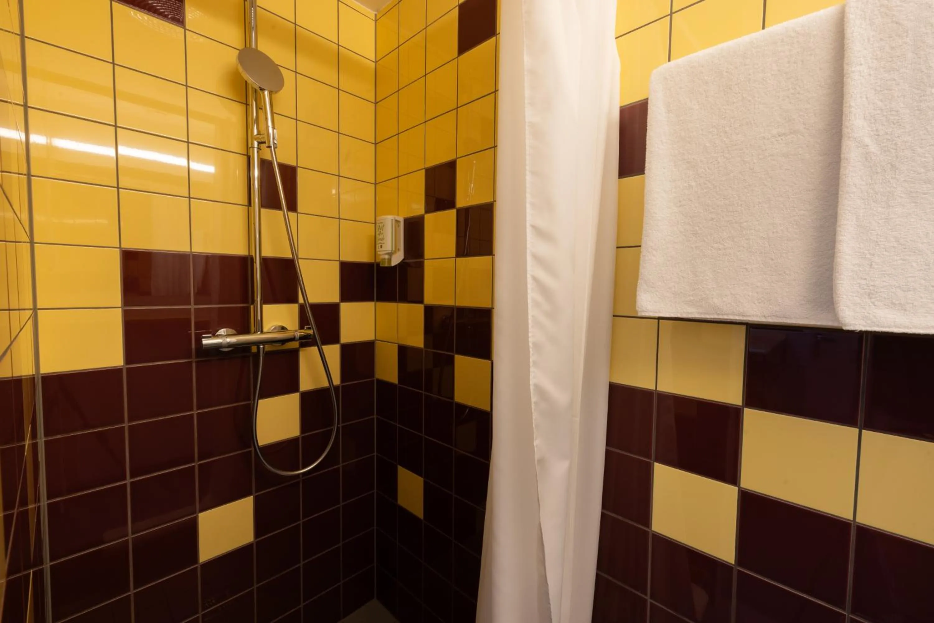 Shower in Fred Guest House Hauptbahnhof - Self Check-in