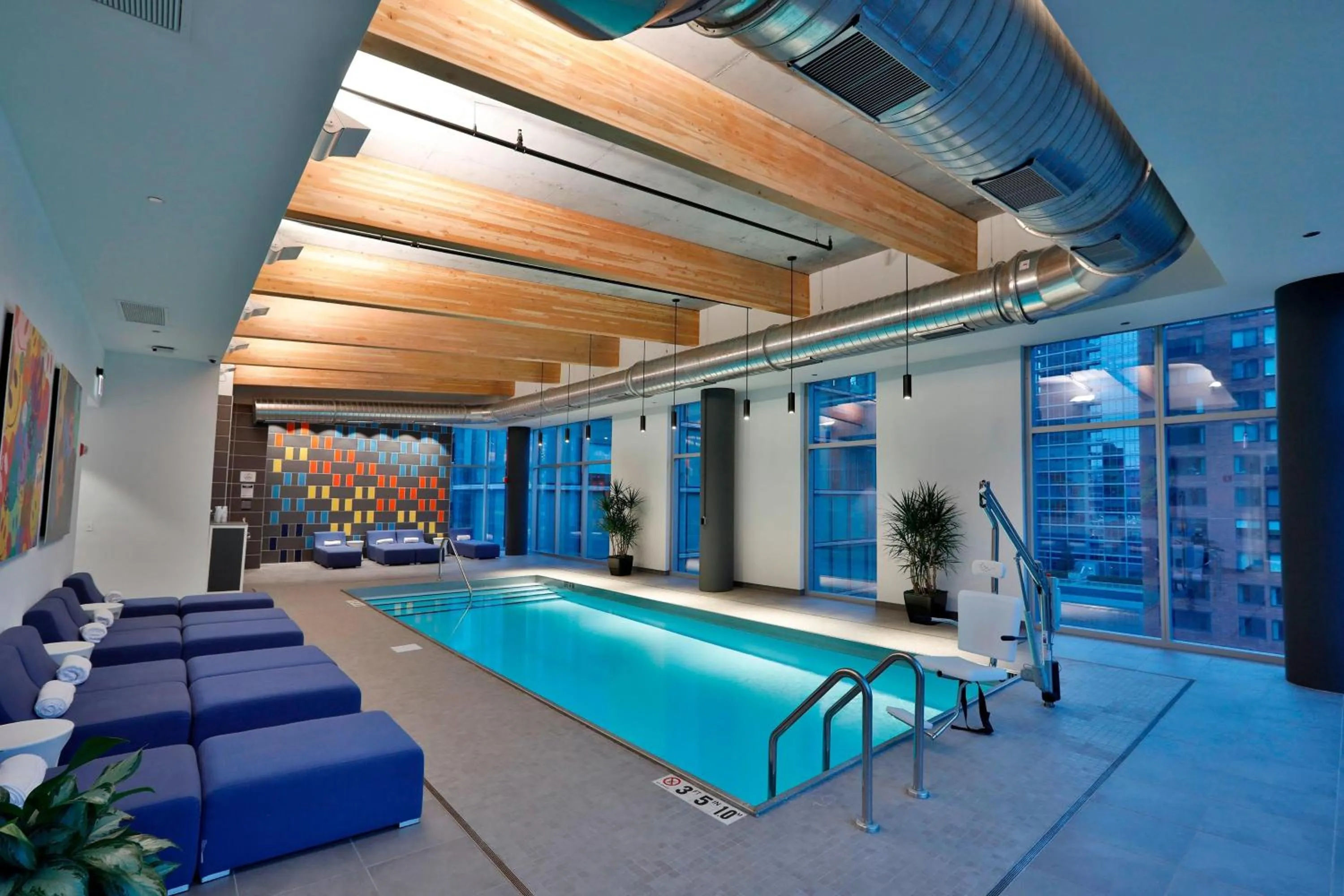 Swimming pool in Aloft Chicago Mag Mile