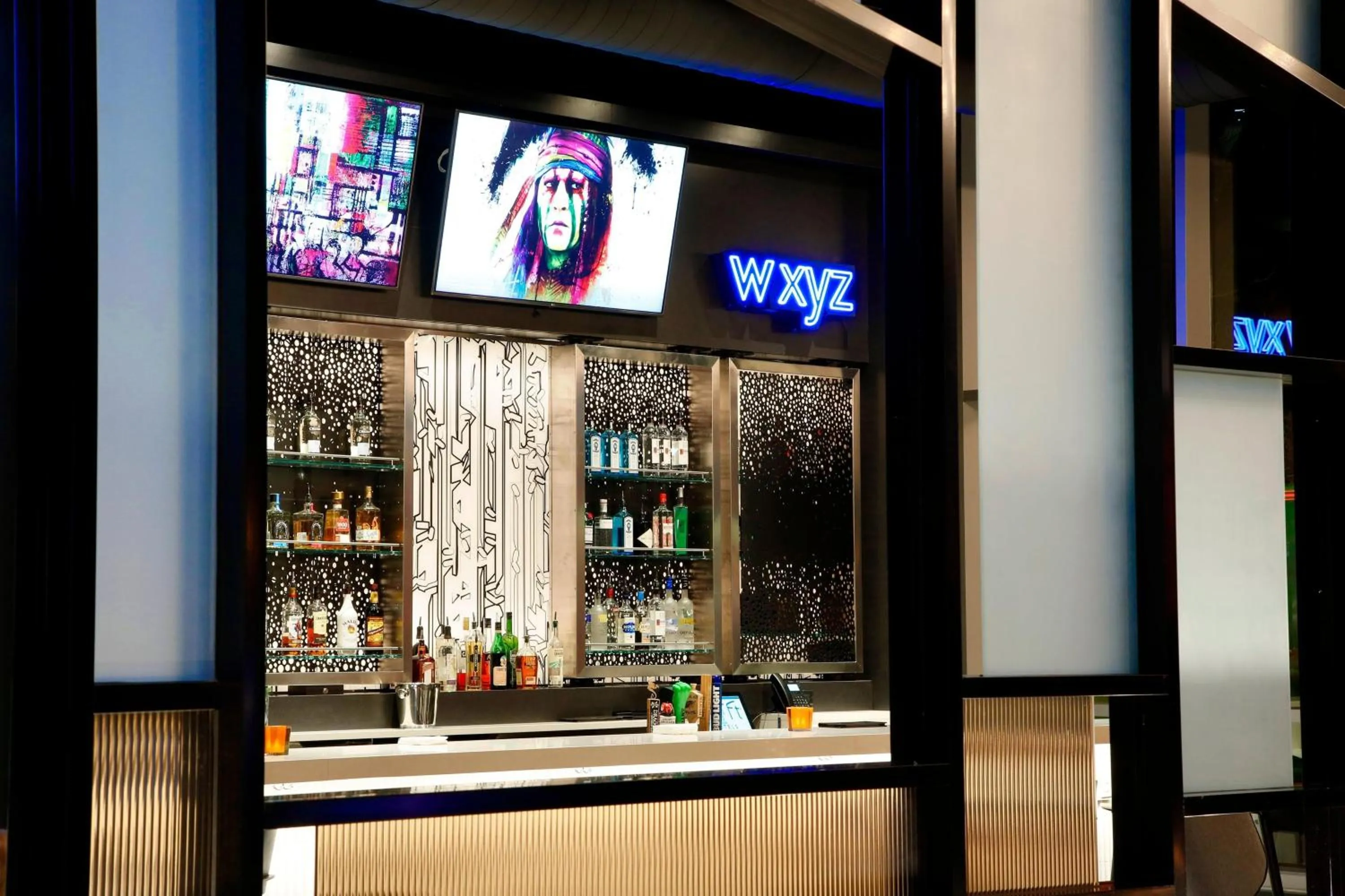 Lounge or bar in Aloft Chicago Mag Mile
