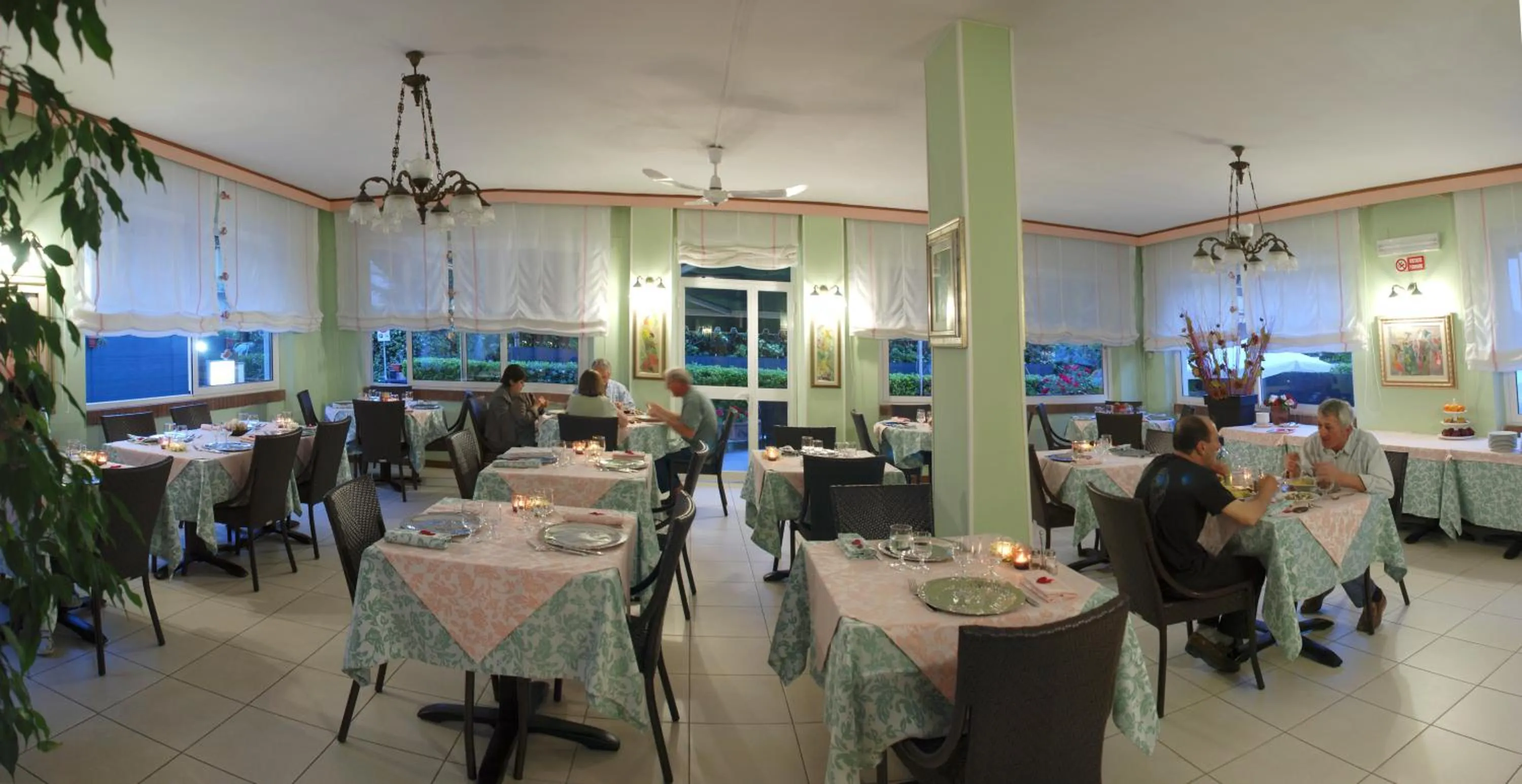 Restaurant/places to eat in Hotel Michela