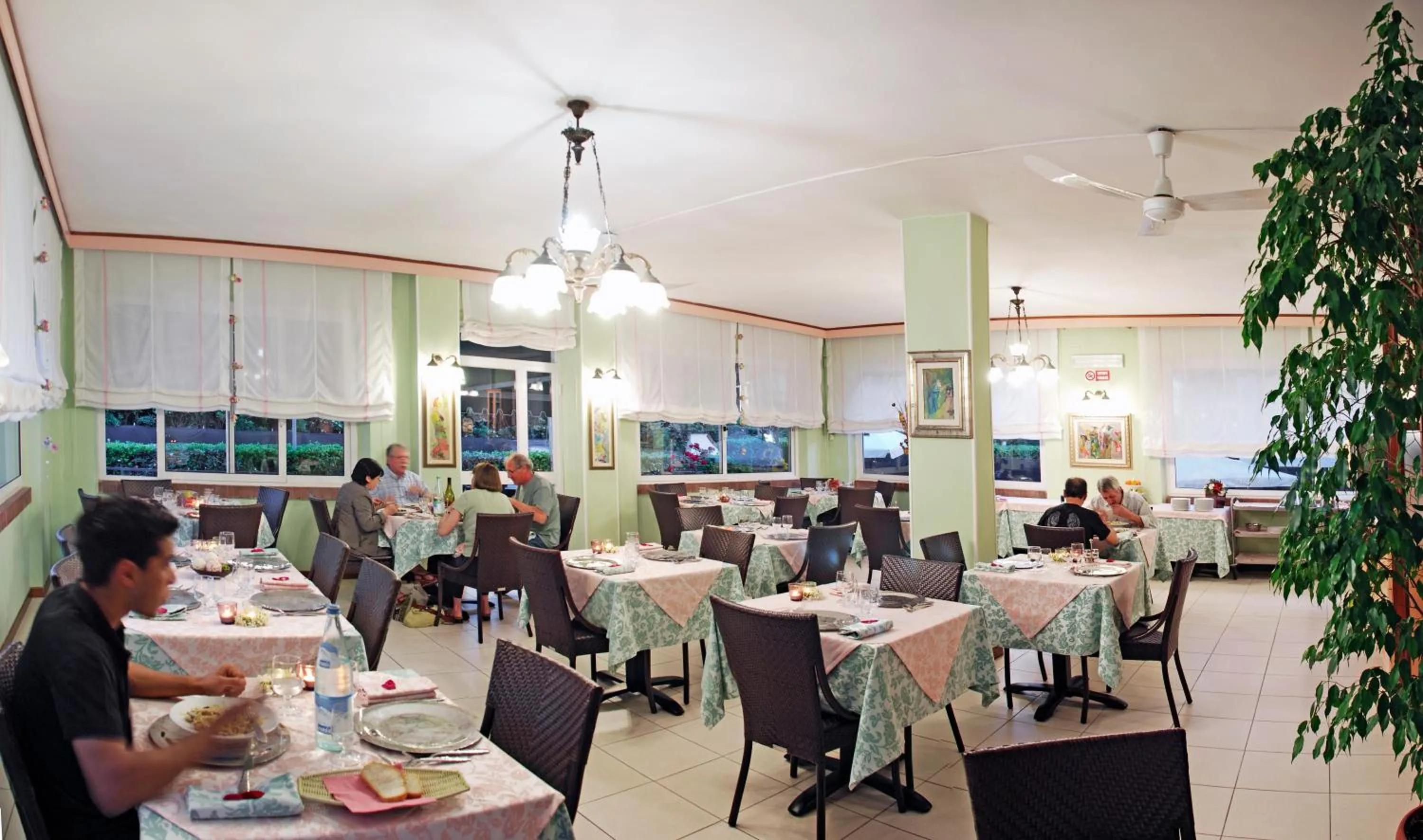Restaurant/places to eat in Hotel Michela