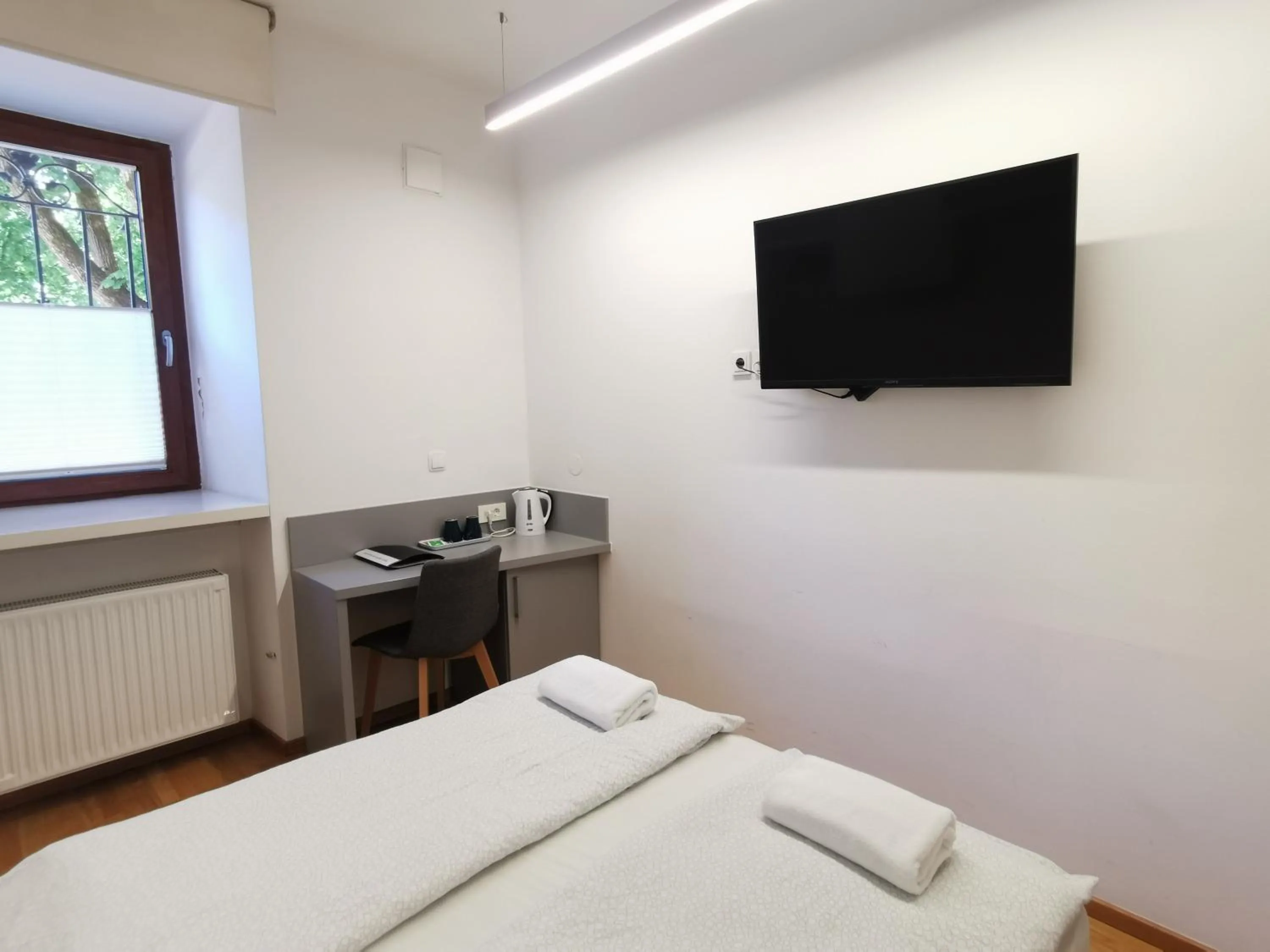 TV and multimedia, Bed in Rooms Sincere 1830