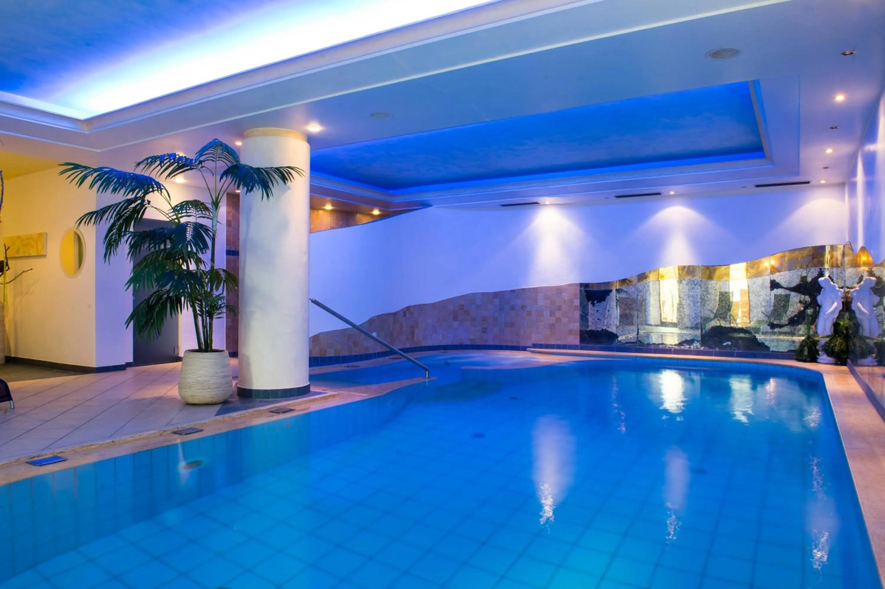 Swimming pool in Hotel Paradies