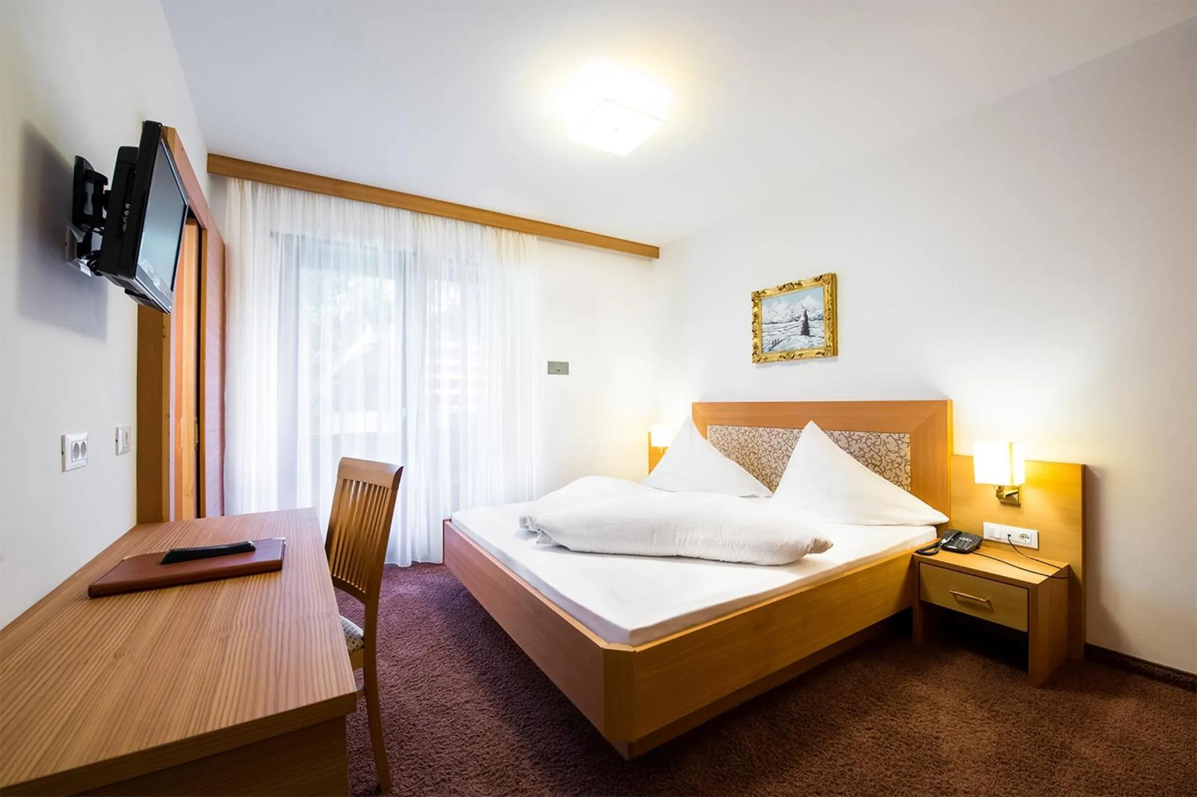 Bedroom, Bed in Hotel Paradies