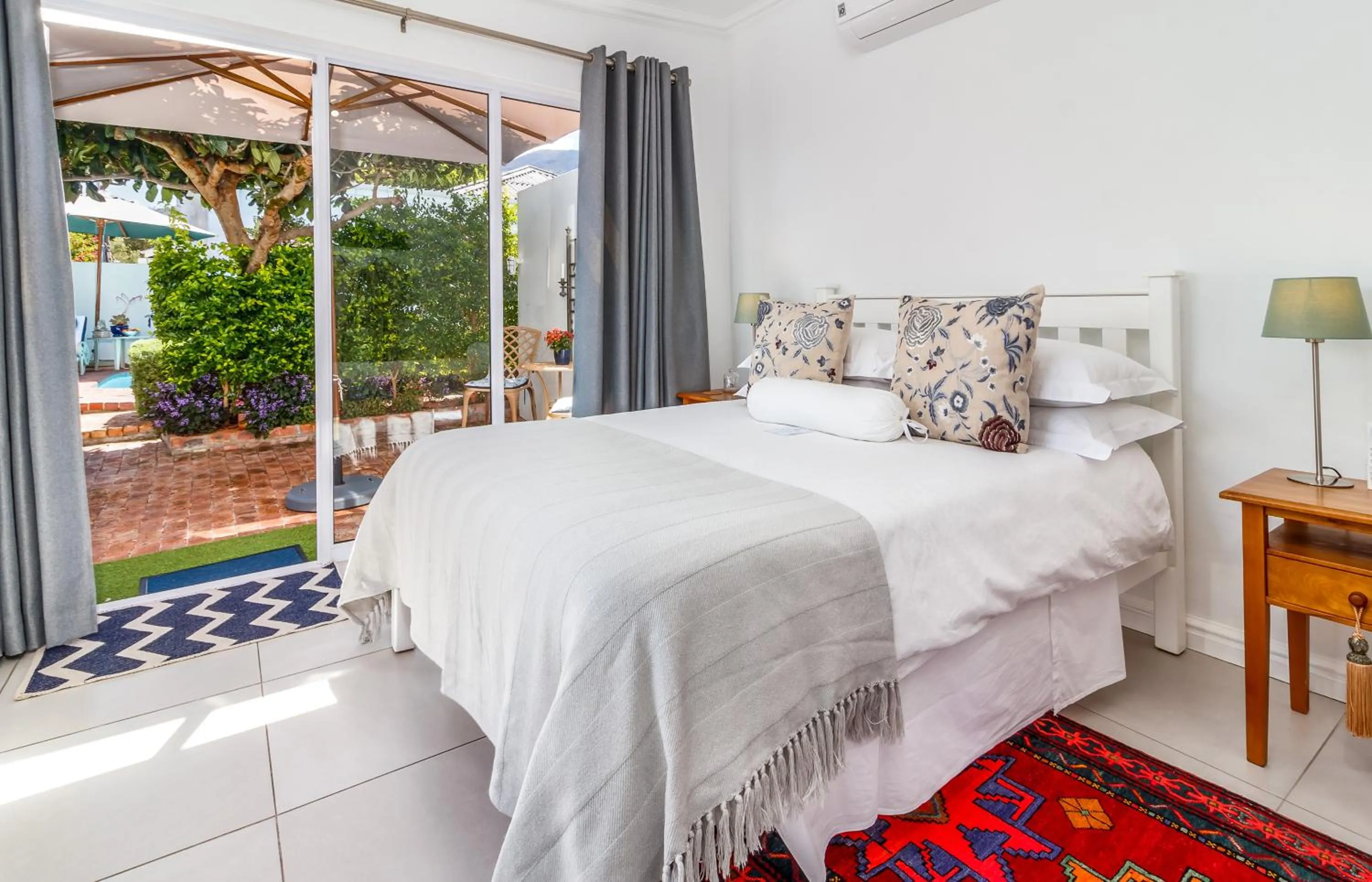 Bedroom, Bed in Bleu Cobalt Cottage