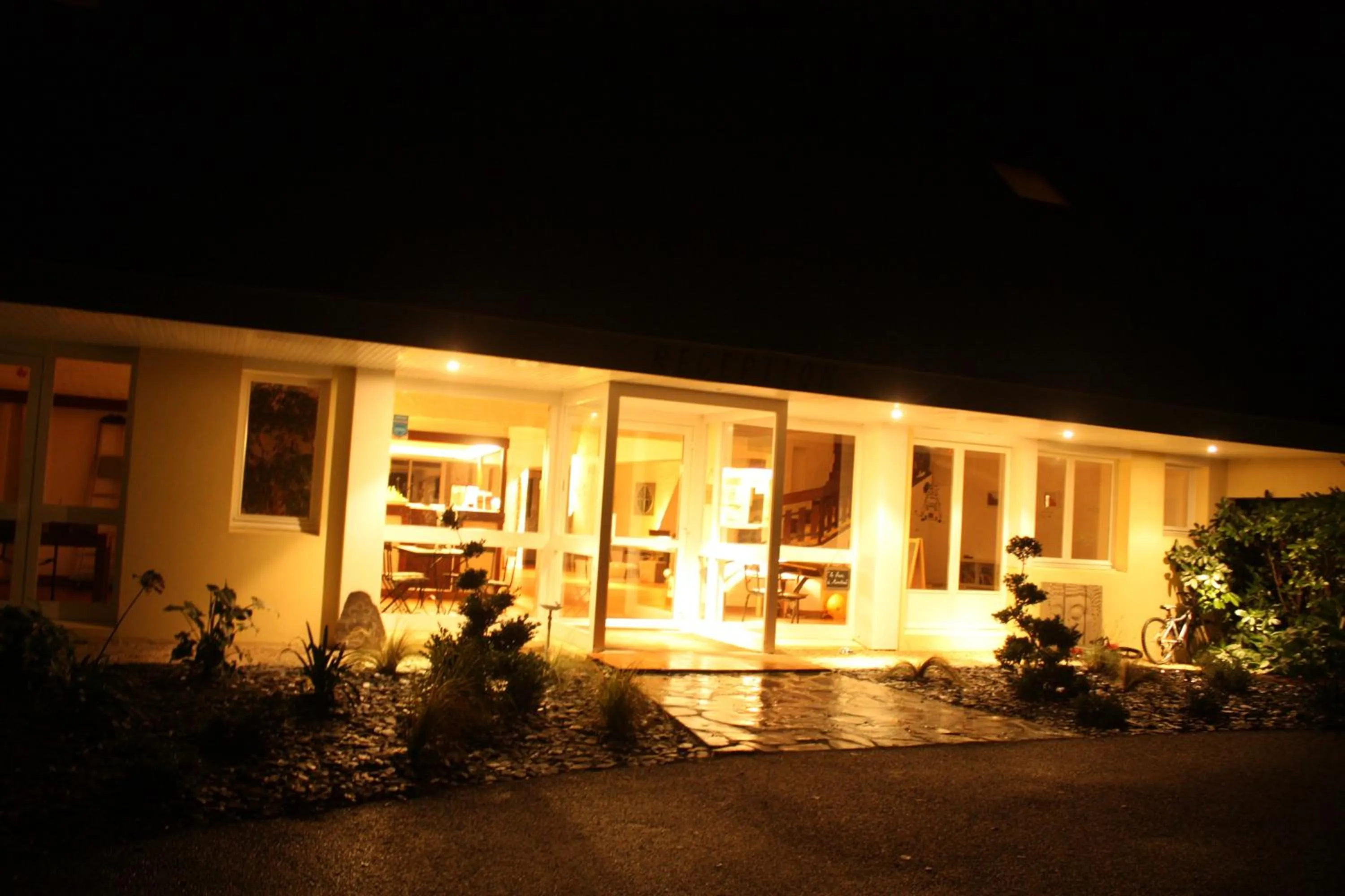 Facade/entrance in Logis Latitude Ouest Hôtel Restaurant & Spa