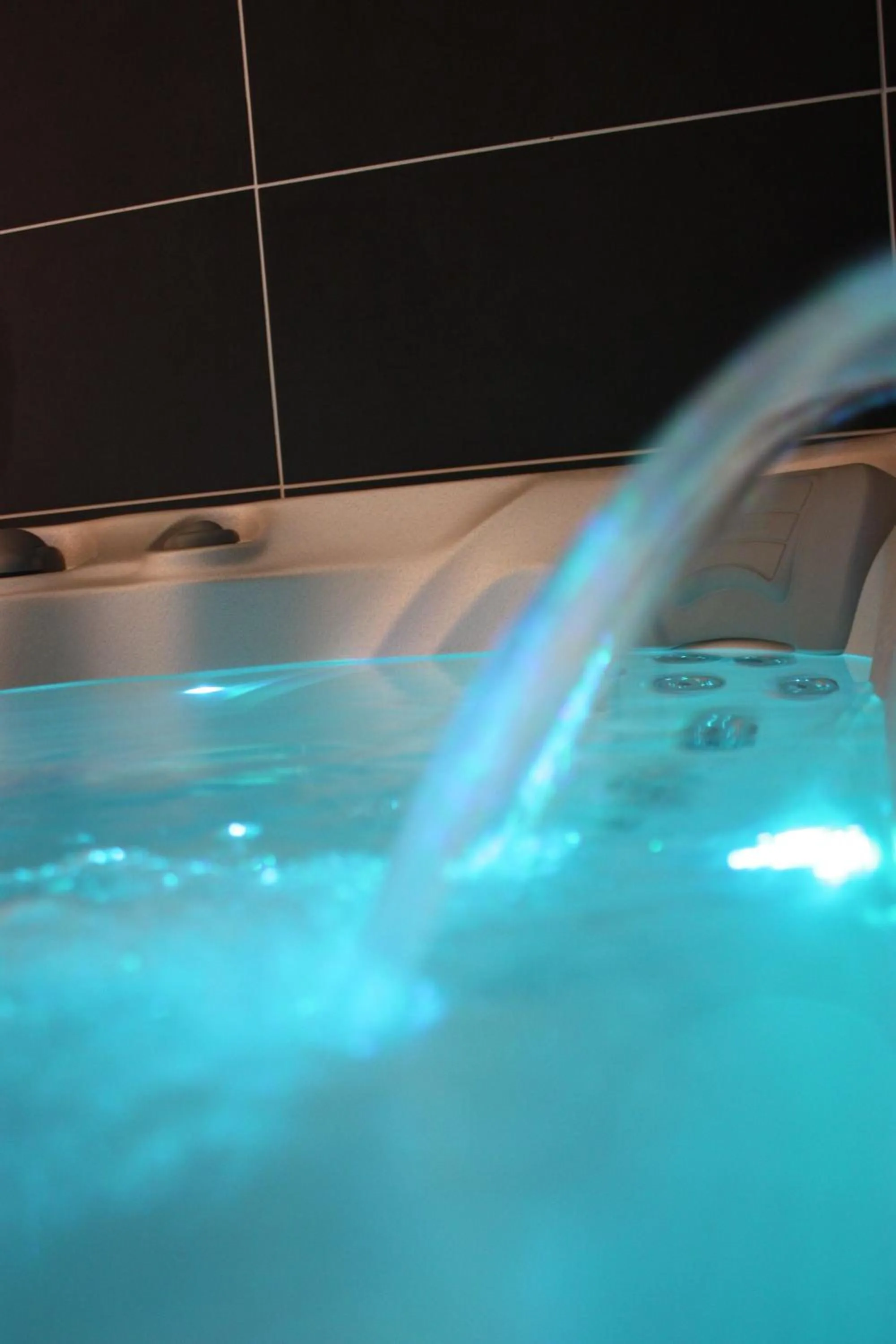 Hot Tub in Logis Latitude Ouest Hôtel Restaurant & Spa