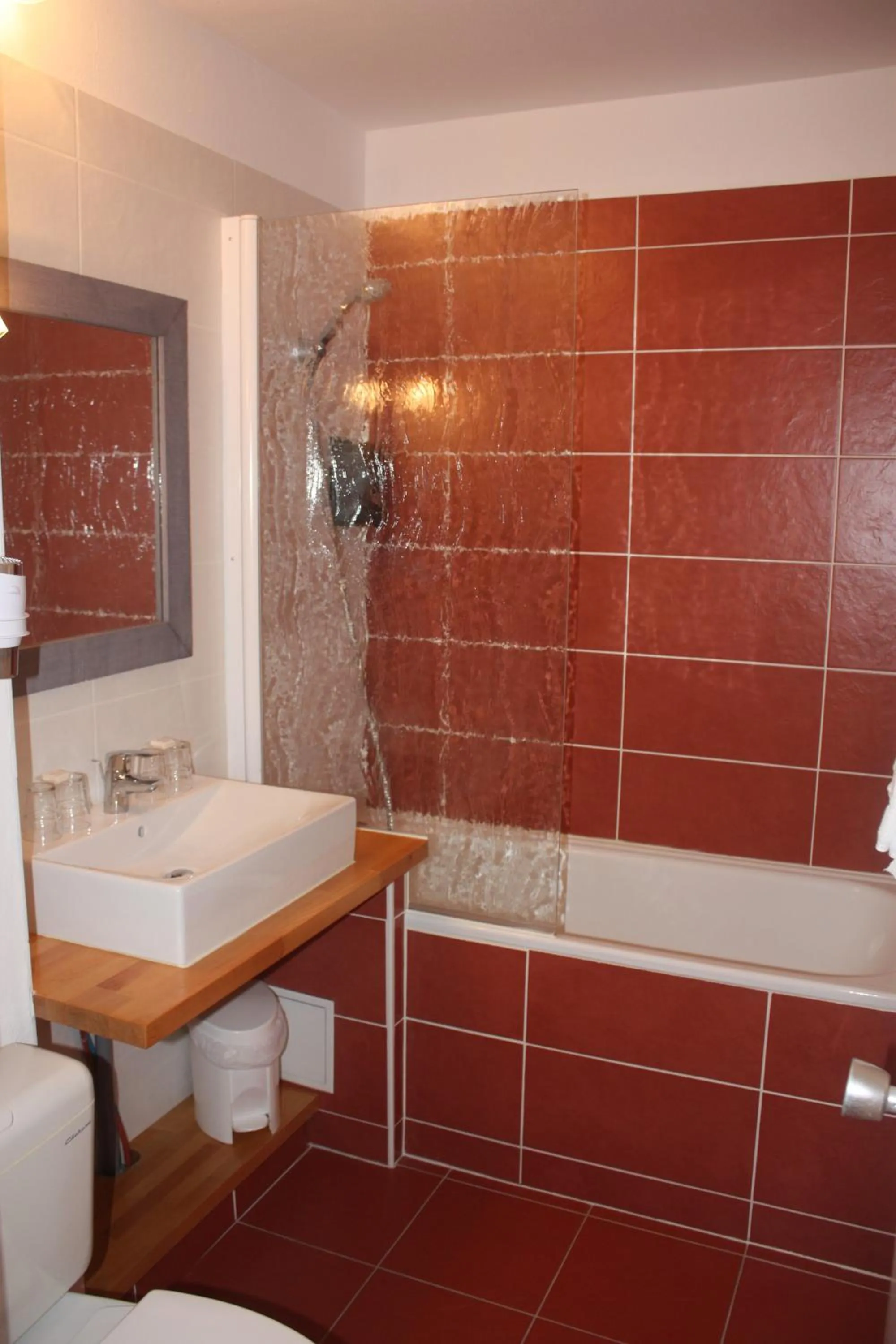 Bathroom in Logis Latitude Ouest Hôtel Restaurant & Spa