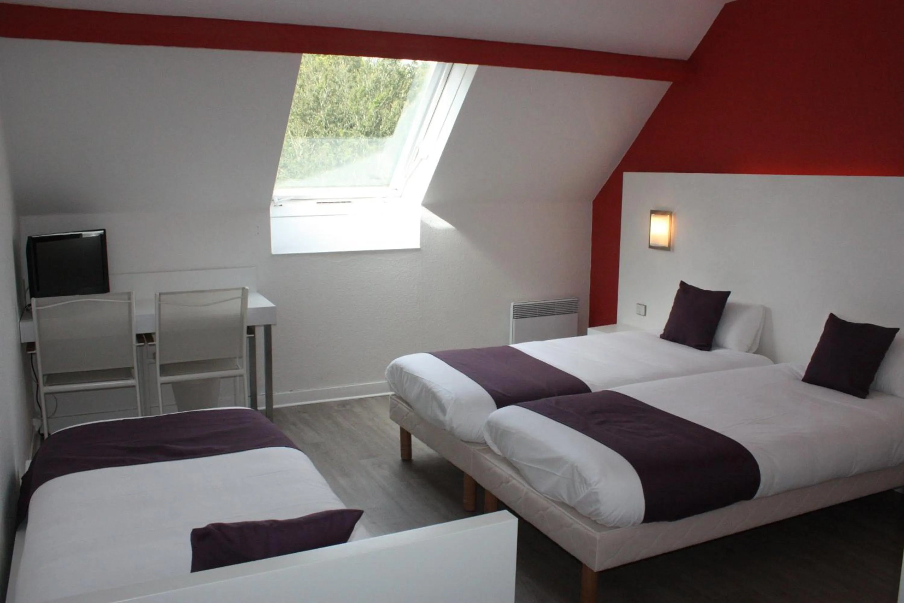 Bed in Logis Latitude Ouest Hôtel Restaurant & Spa