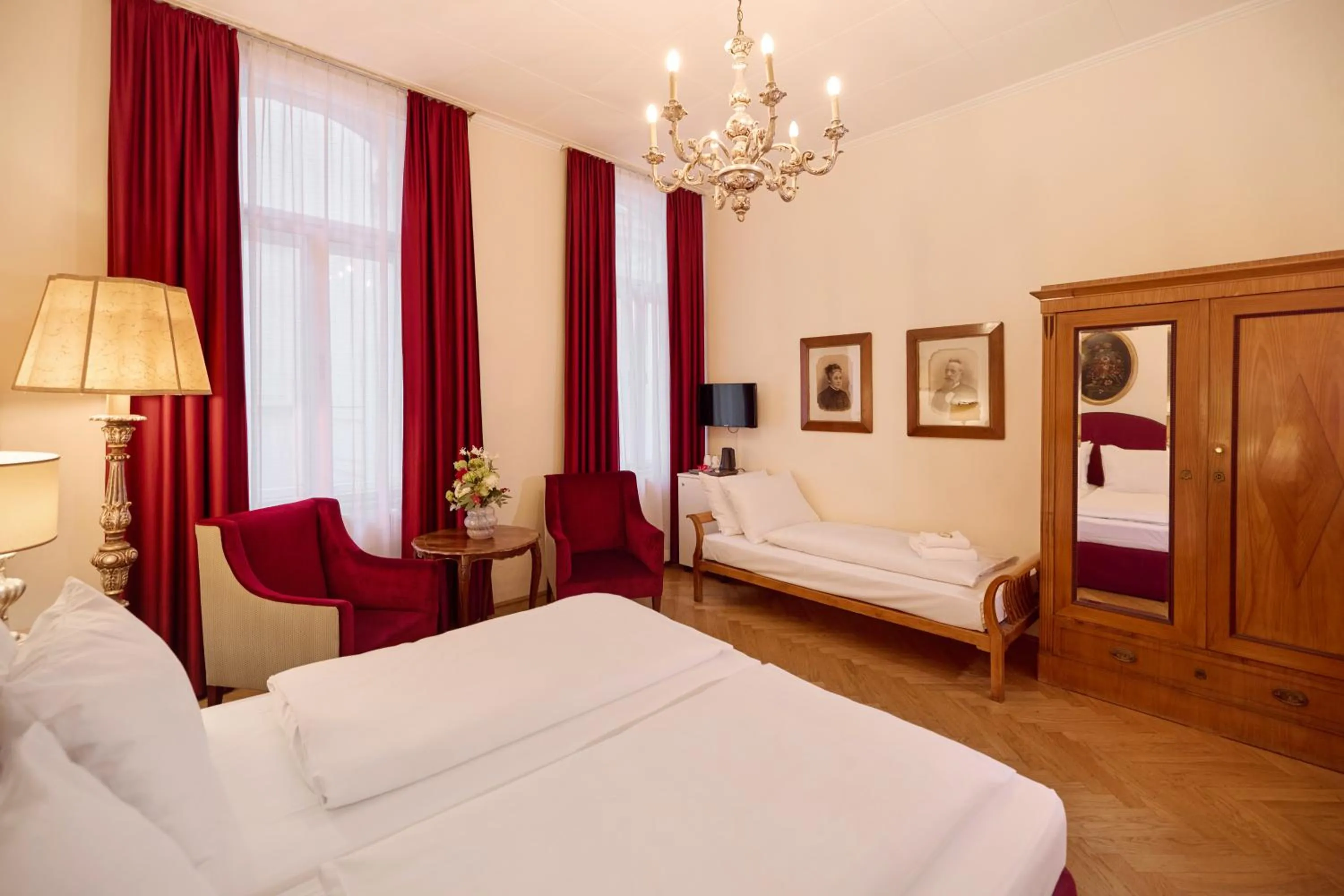 Photo of the whole room, Bed in Graben Hotel