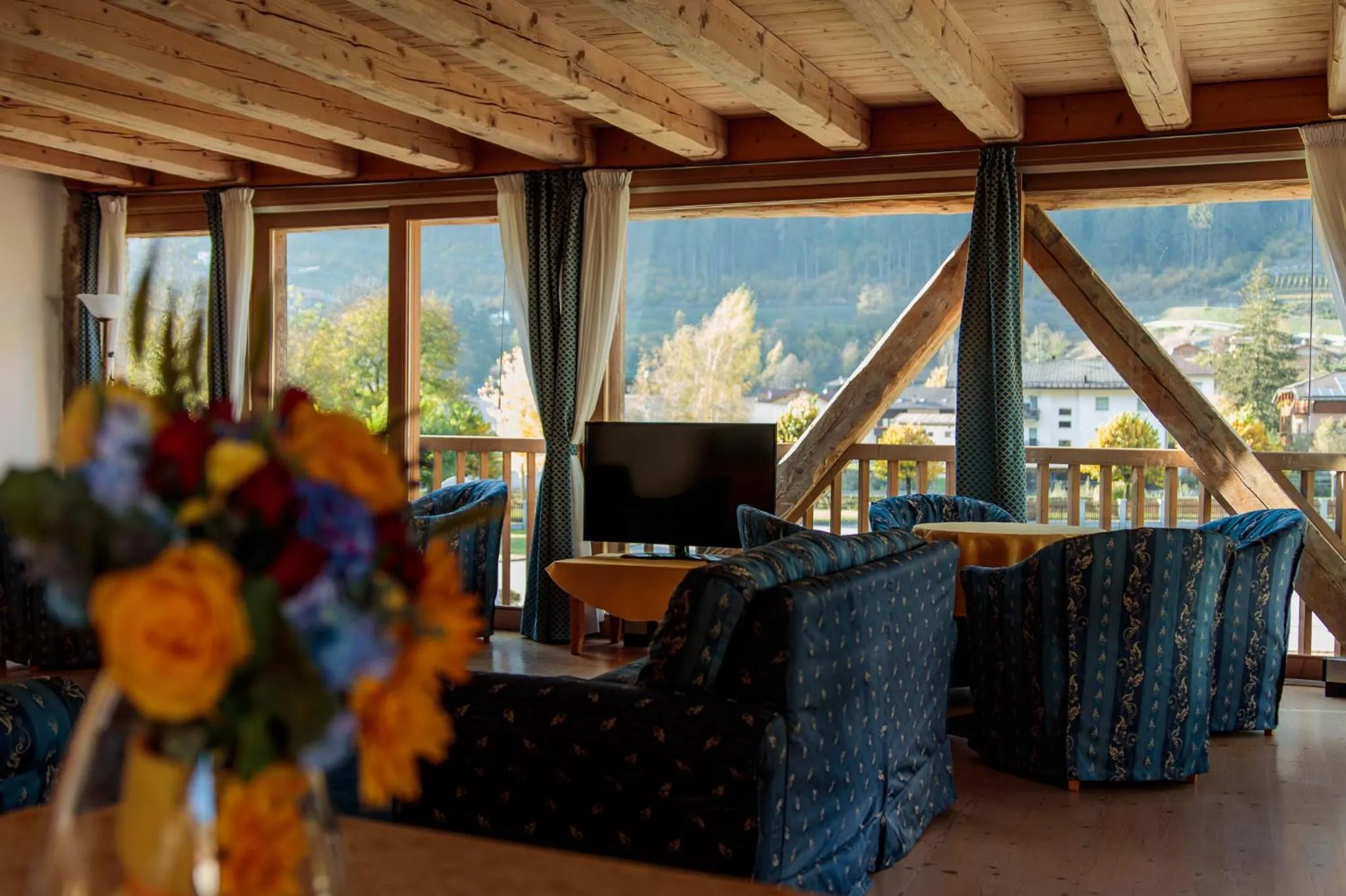 Communal lounge/ TV room in Casa Moresc