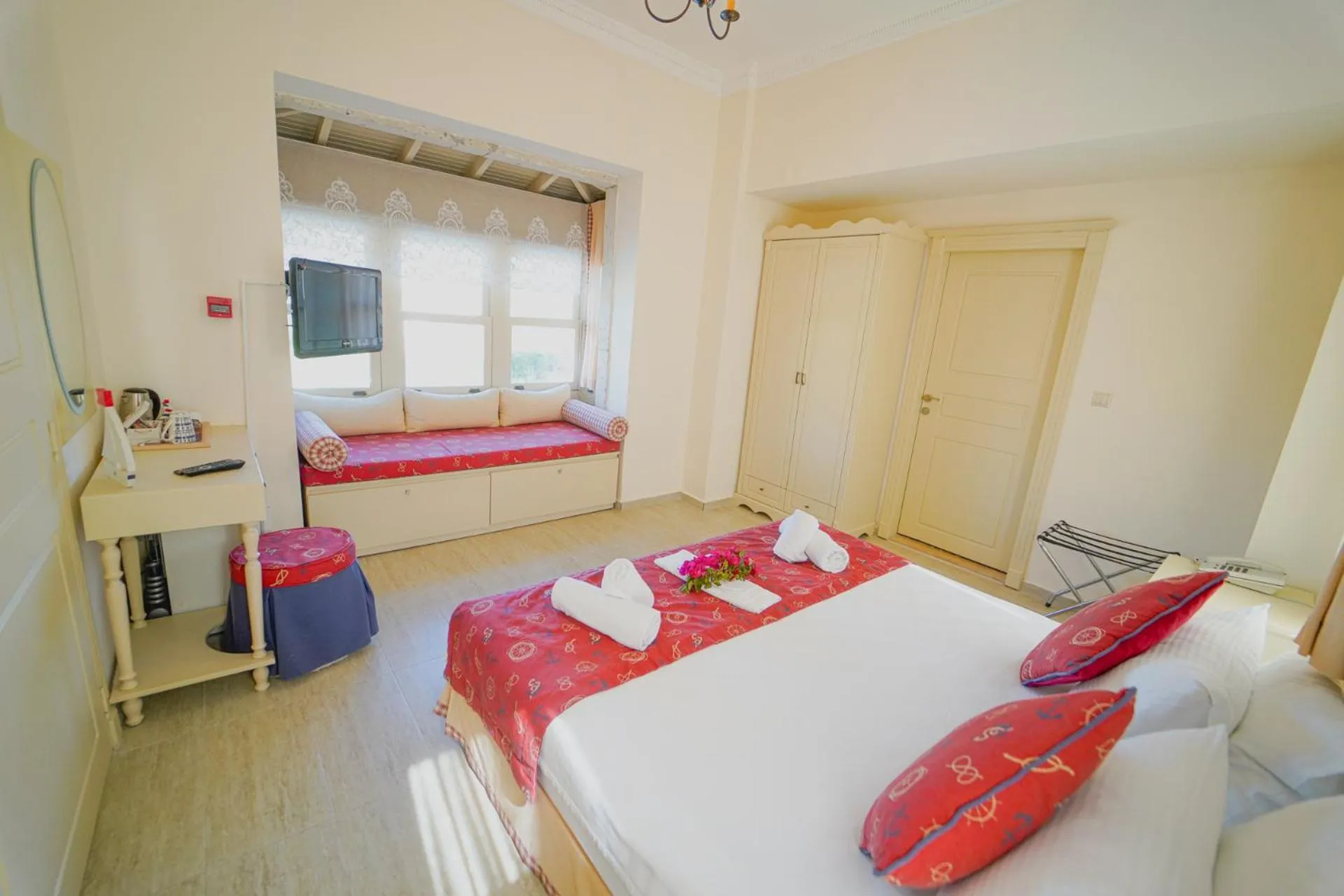 TV and multimedia, Bed in Alacati Marina Palace