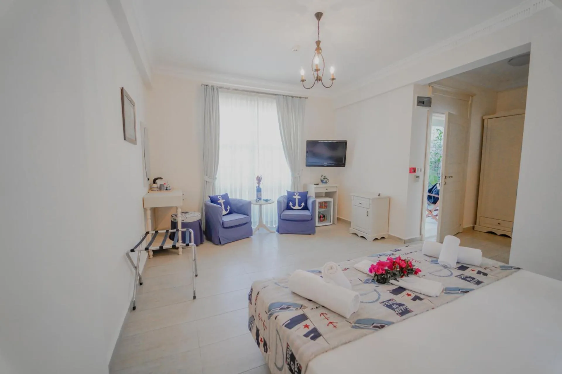 Photo of the whole room, Bed in Alacati Marina Palace