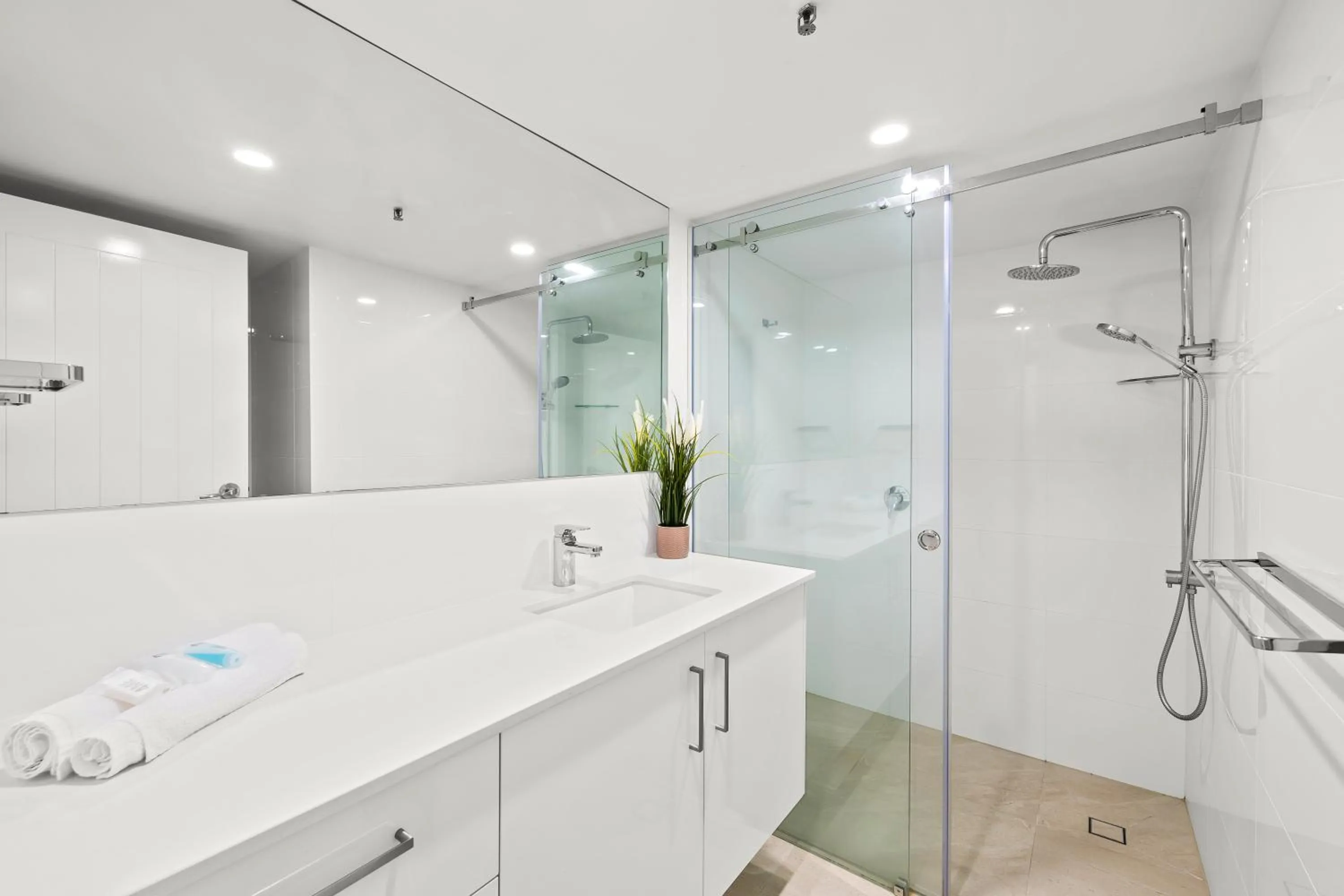 Shower in Gemini Court Holiday Apartments