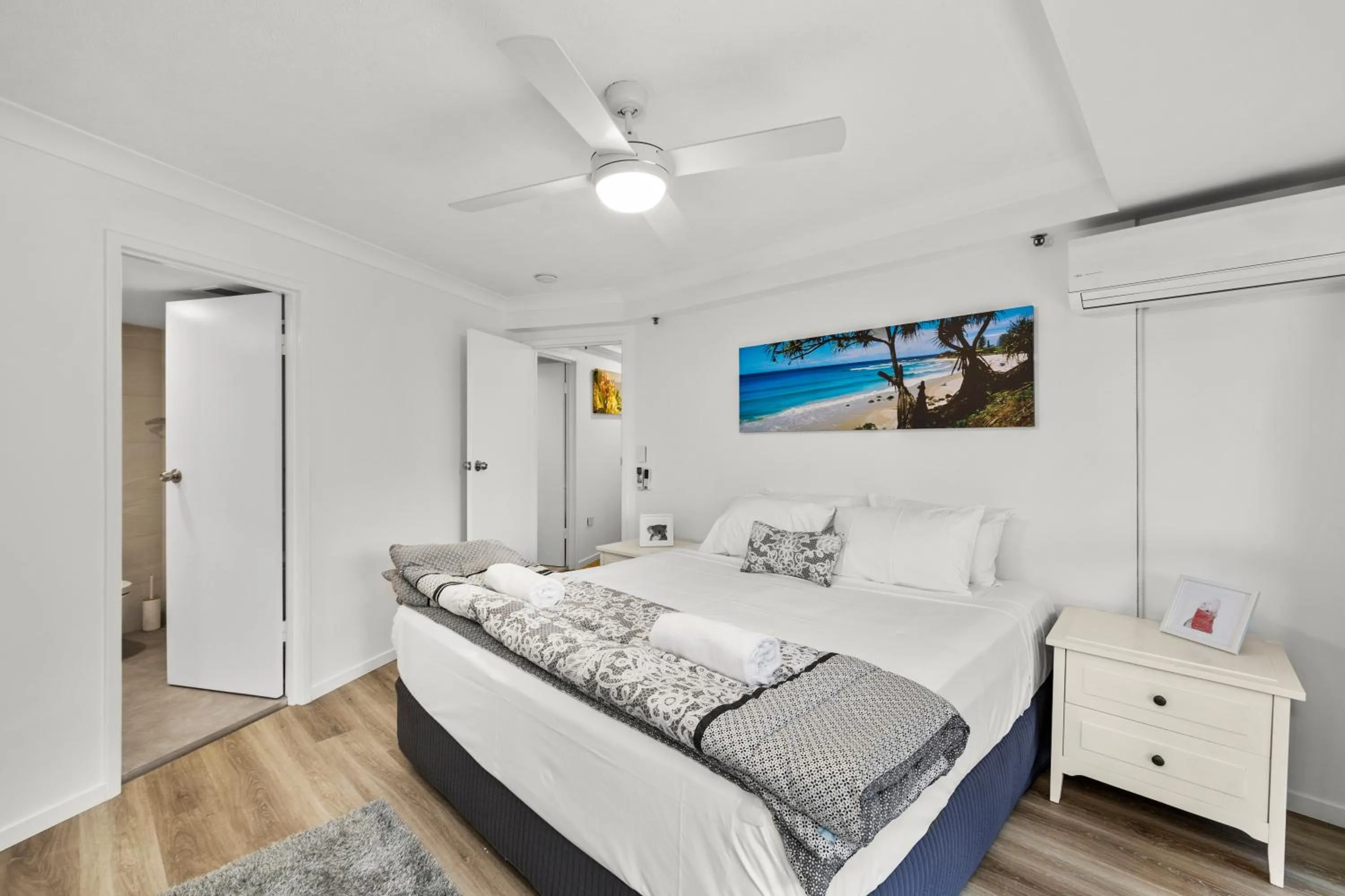 TV and multimedia, Bed in Gemini Court Holiday Apartments