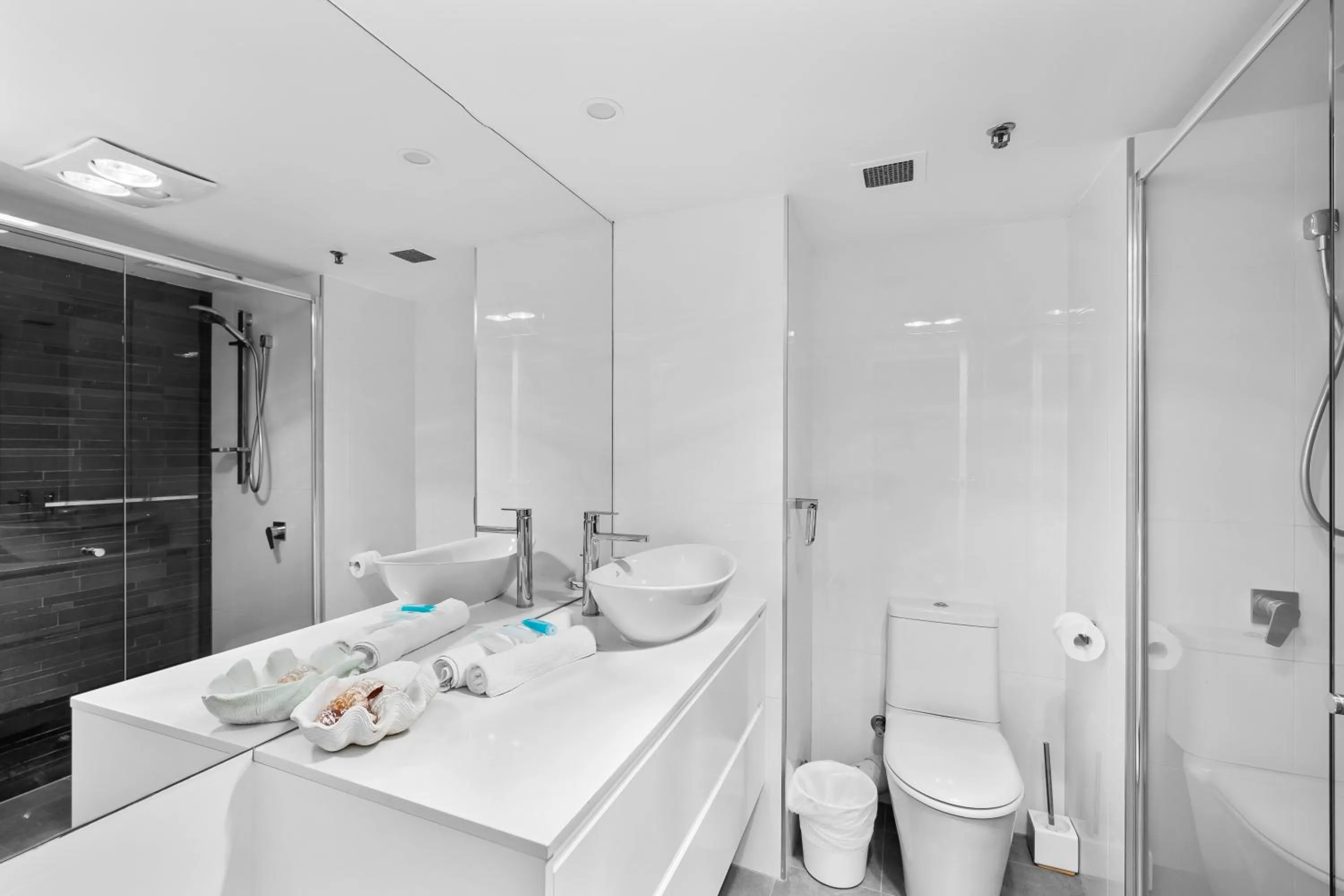 Toilet in Gemini Court Holiday Apartments