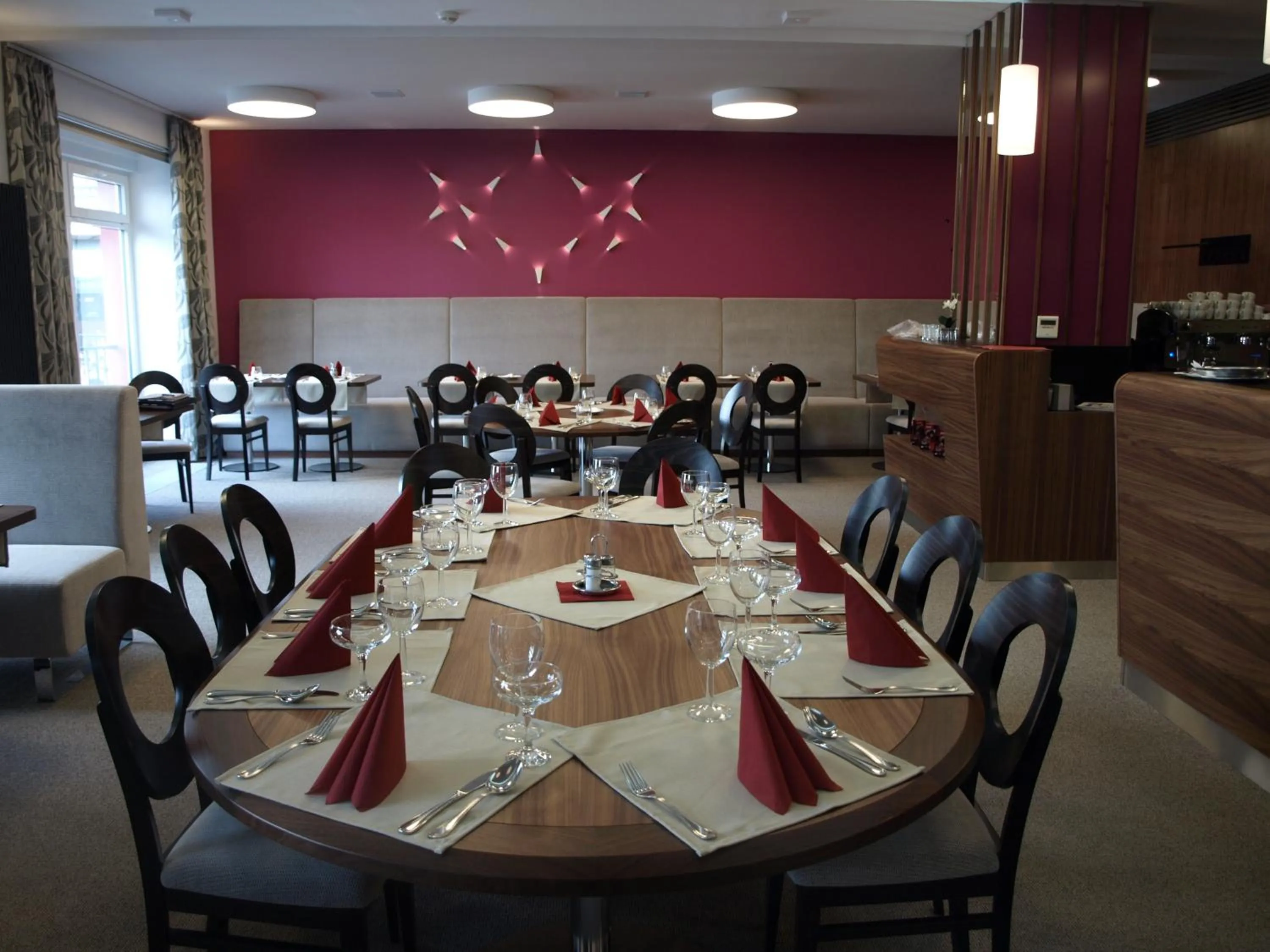 Restaurant/places to eat in Mini Hotel Akord