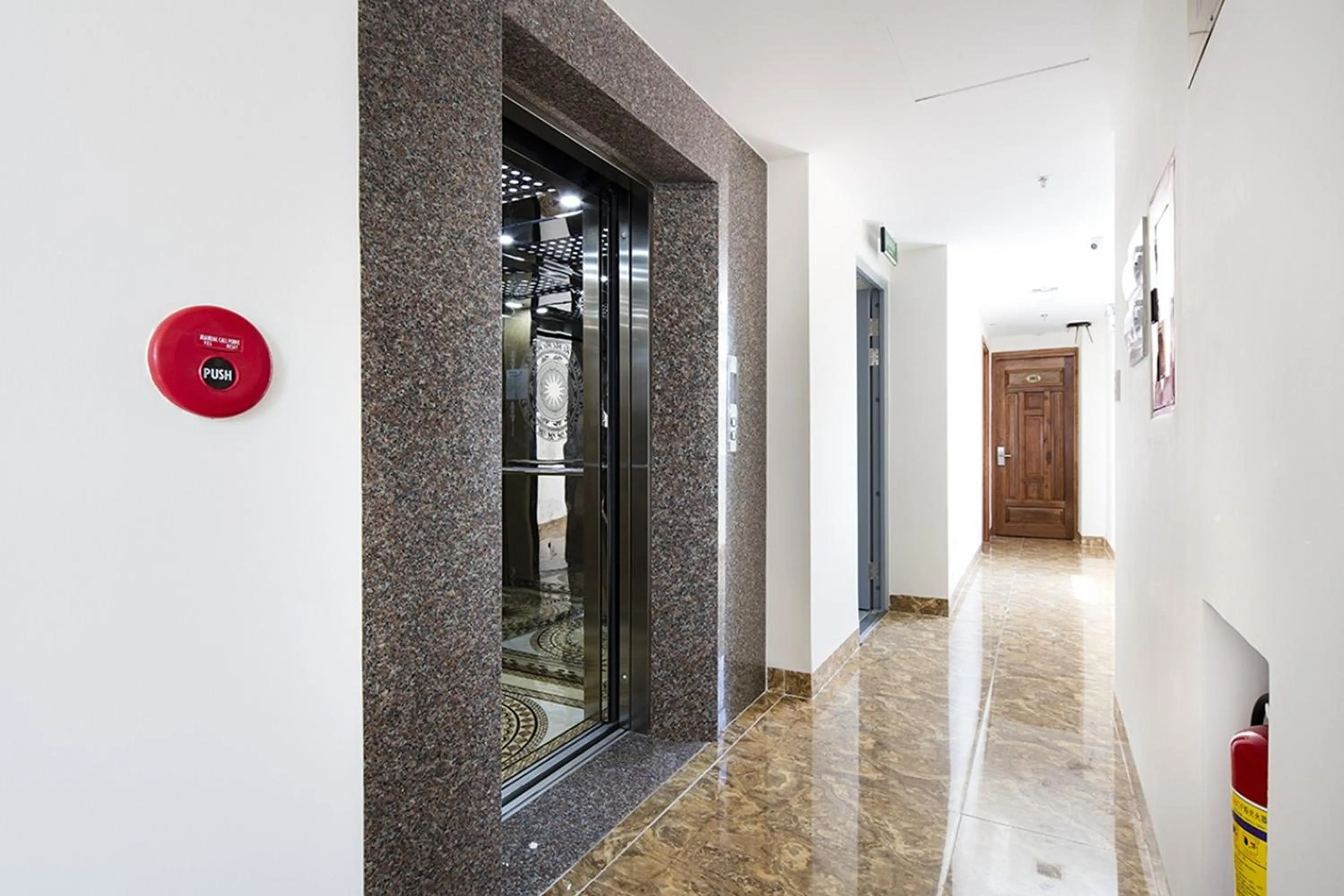 elevator in Truong Thinh Hotel