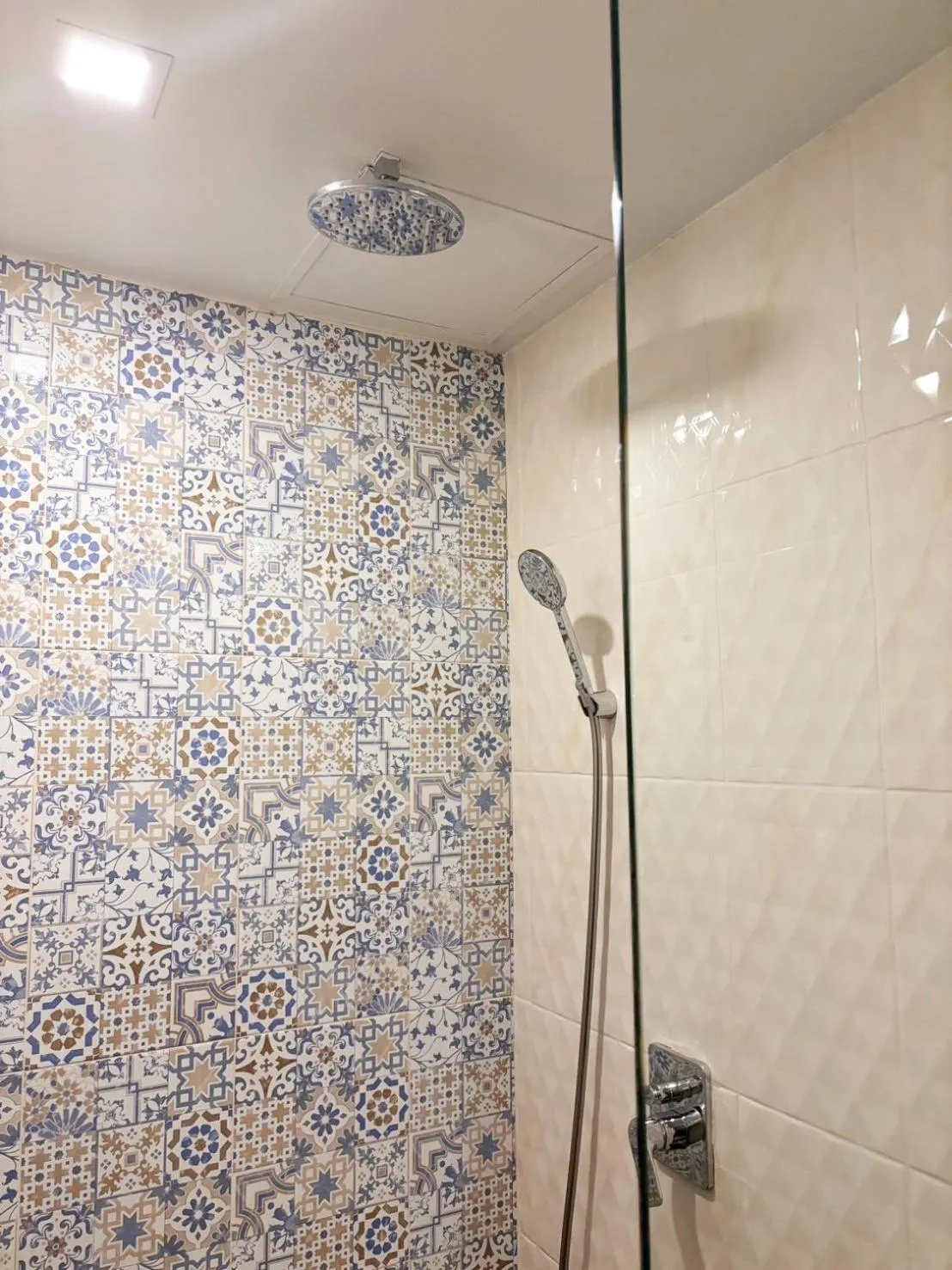 Shower in Patra Phrasing Boutique Hotel