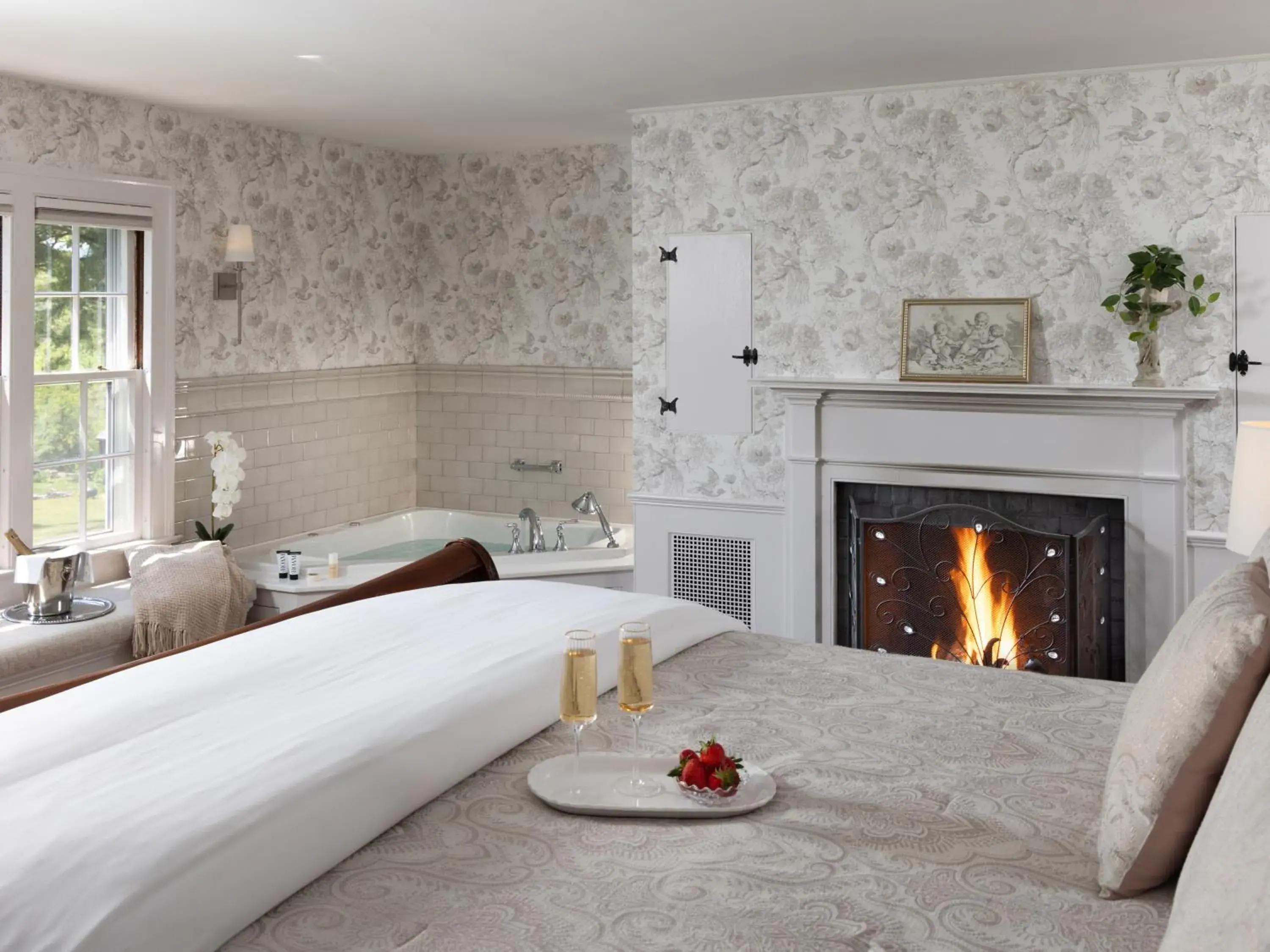 King Suite with Fireplace - Roosevelt in Devonfield Inn King Suite with Fireplace - Roosevelt in Devonfield Inn