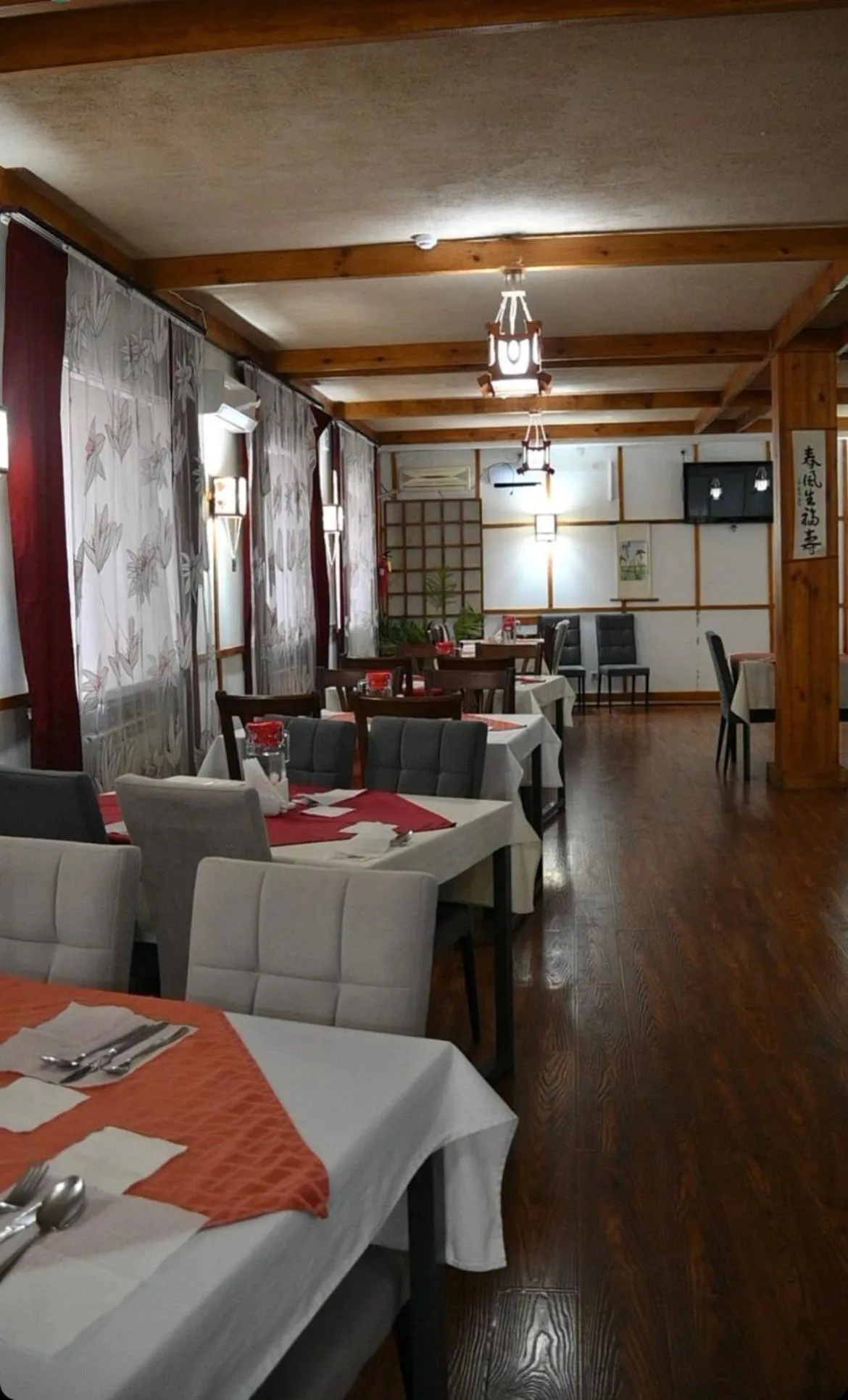 Restaurant/places to eat in Green Hotel