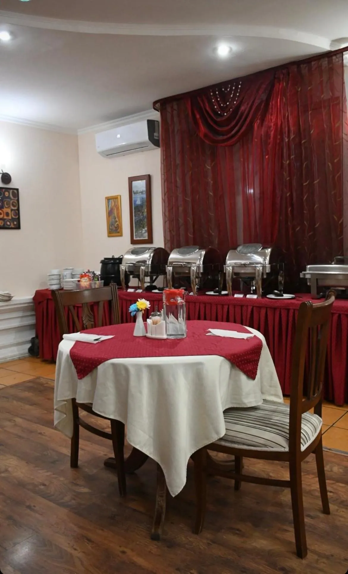 Restaurant/places to eat in Green Hotel