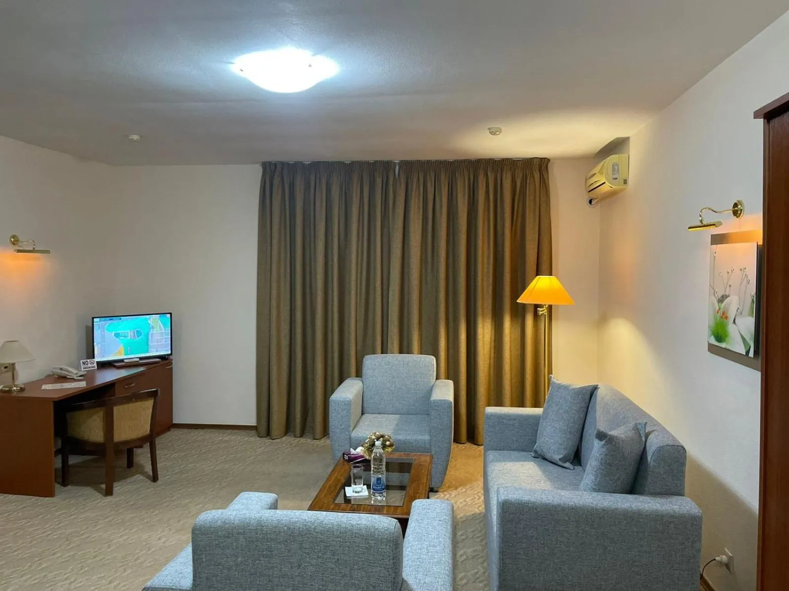 Communal lounge/ TV room in Tengri Hotel