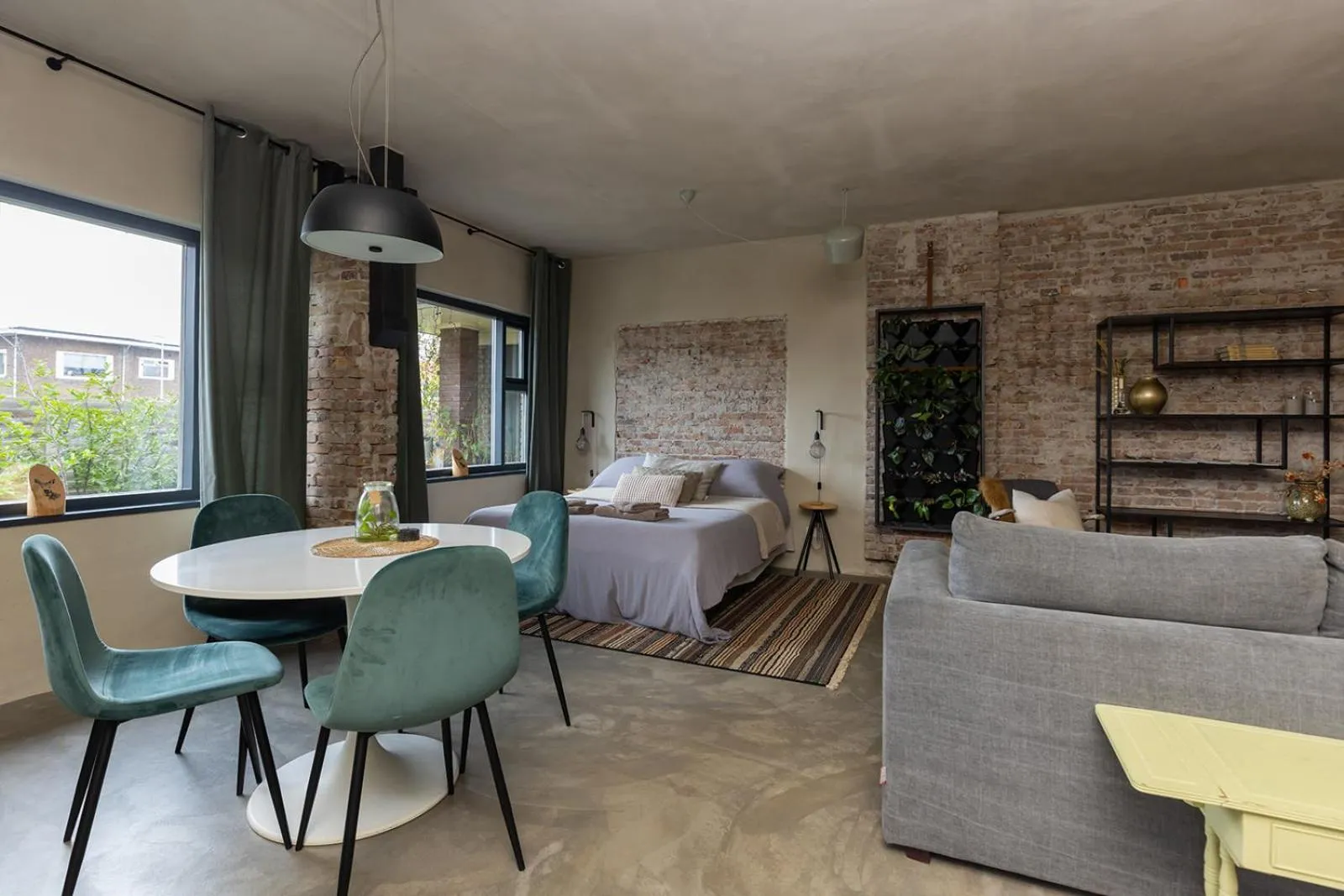 Dining area in De oude slaght- luxe suite met buitensauna