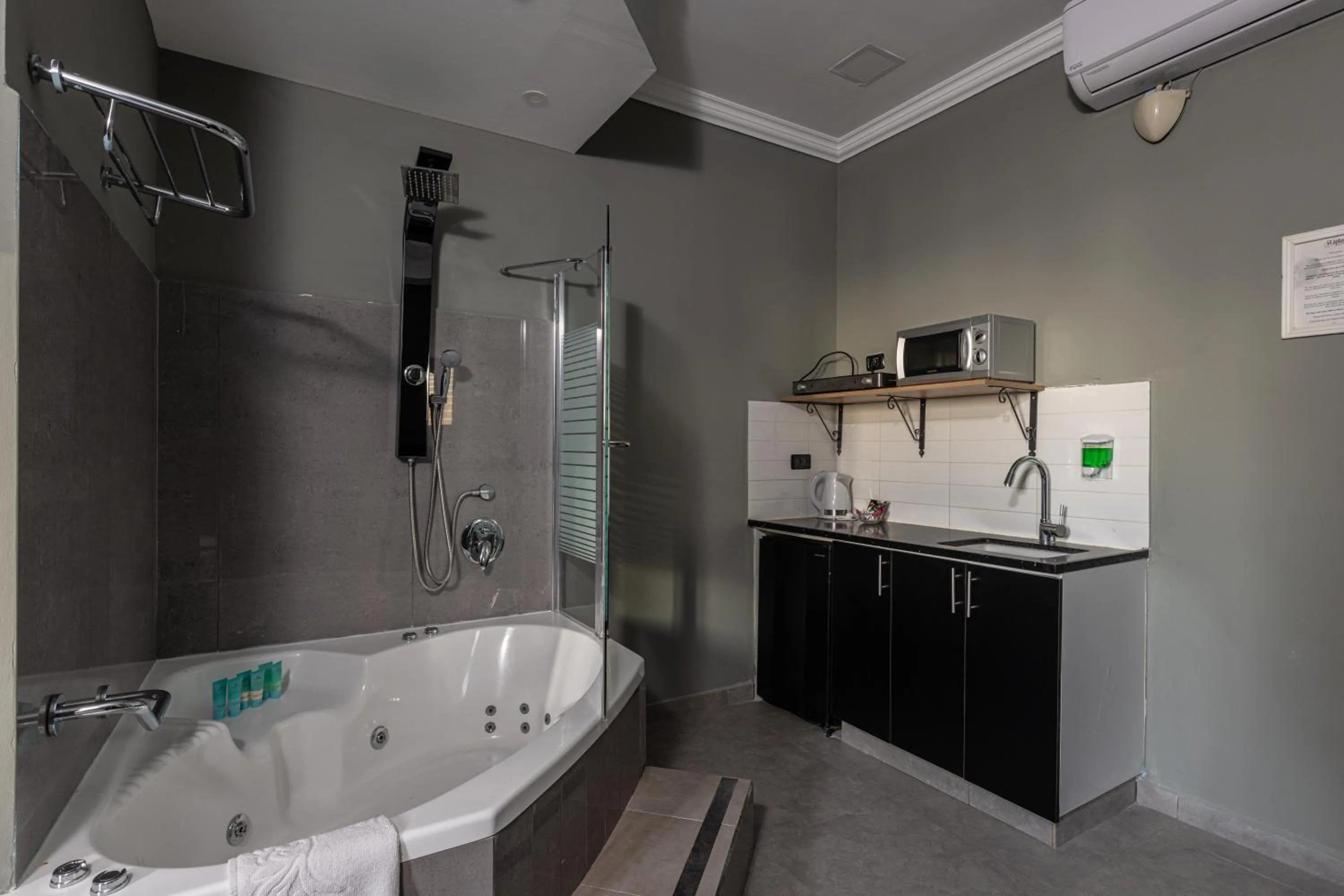 Kitchen or kitchenette in Residence Suites BY RAPHAEL HOTELS