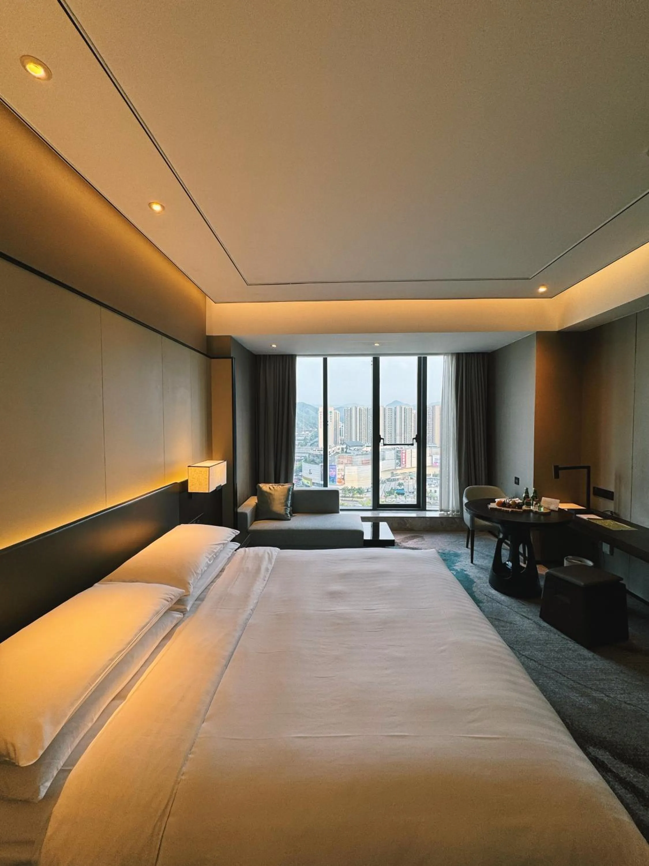 Photo of the whole room, Bed in Hangzhou Marriott Hotel Lin'an