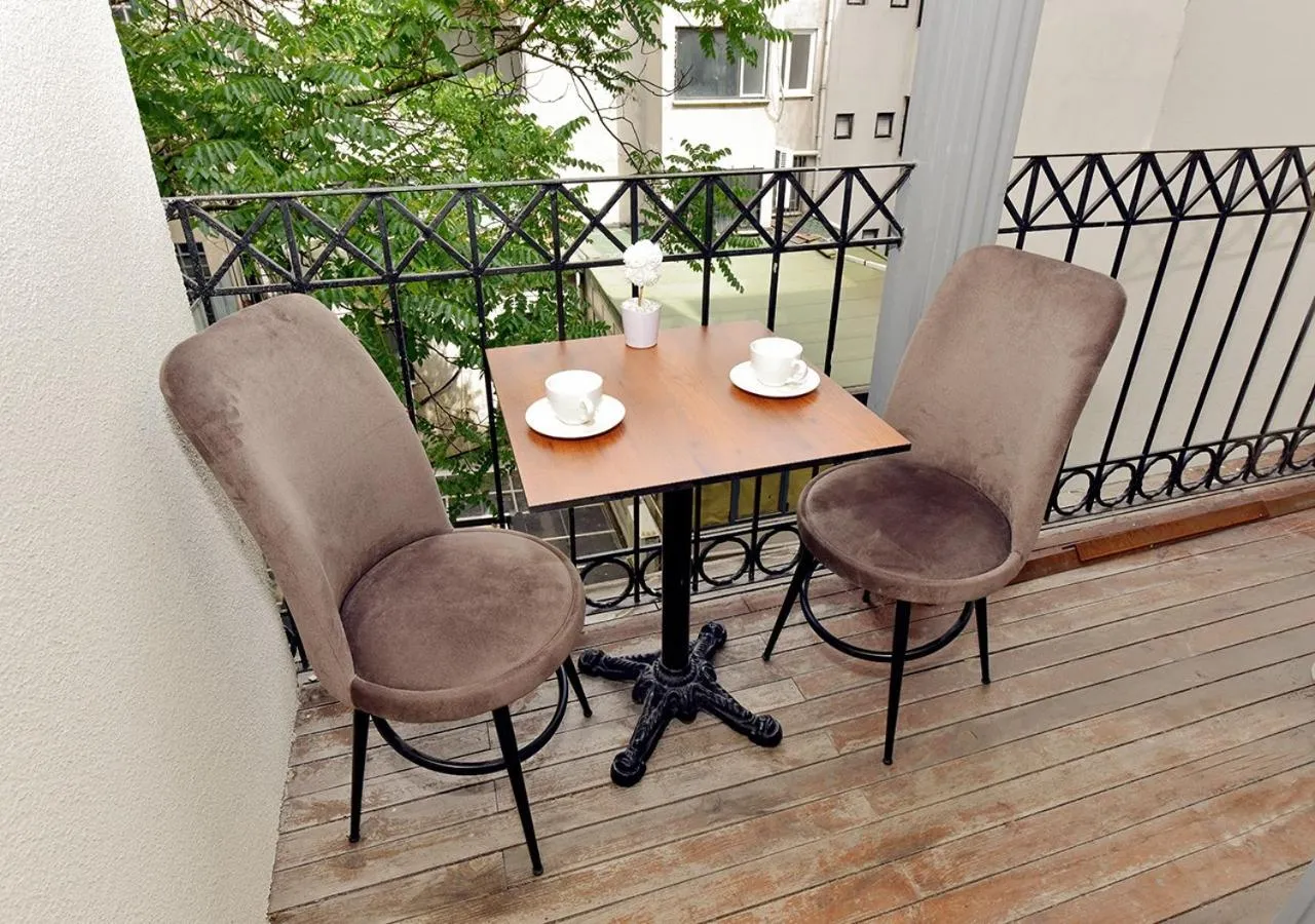 Balcony/Terrace in Royal Garden Suite and Hotel