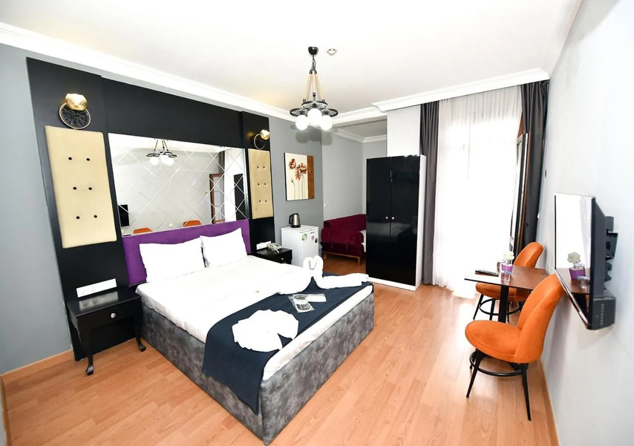 Bed in Royal Garden Suite and Hotel