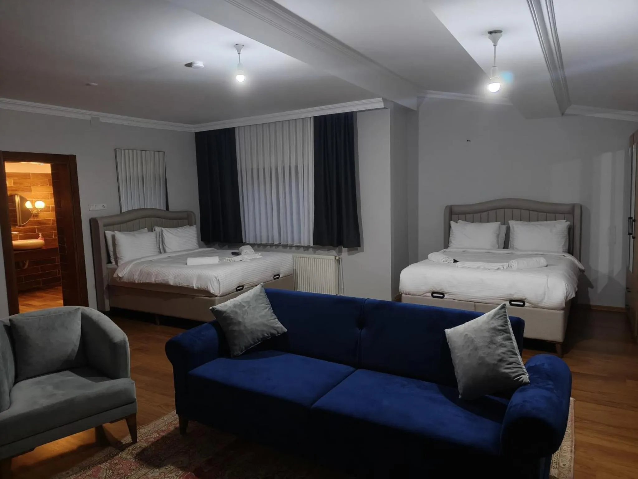 Living room, Bed in Royal Garden Suite and Hotel