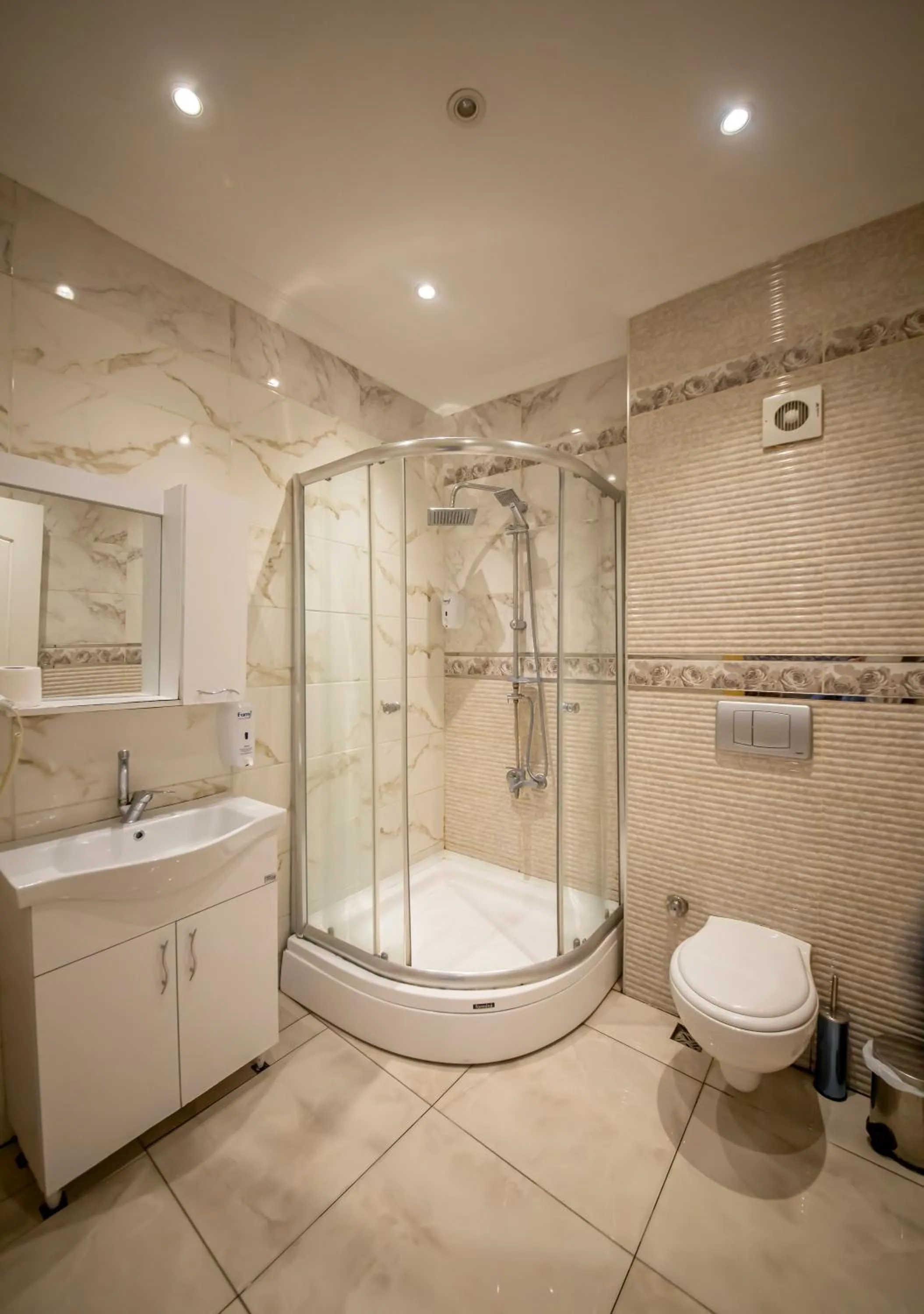 Shower in Royal Garden Suite and Hotel