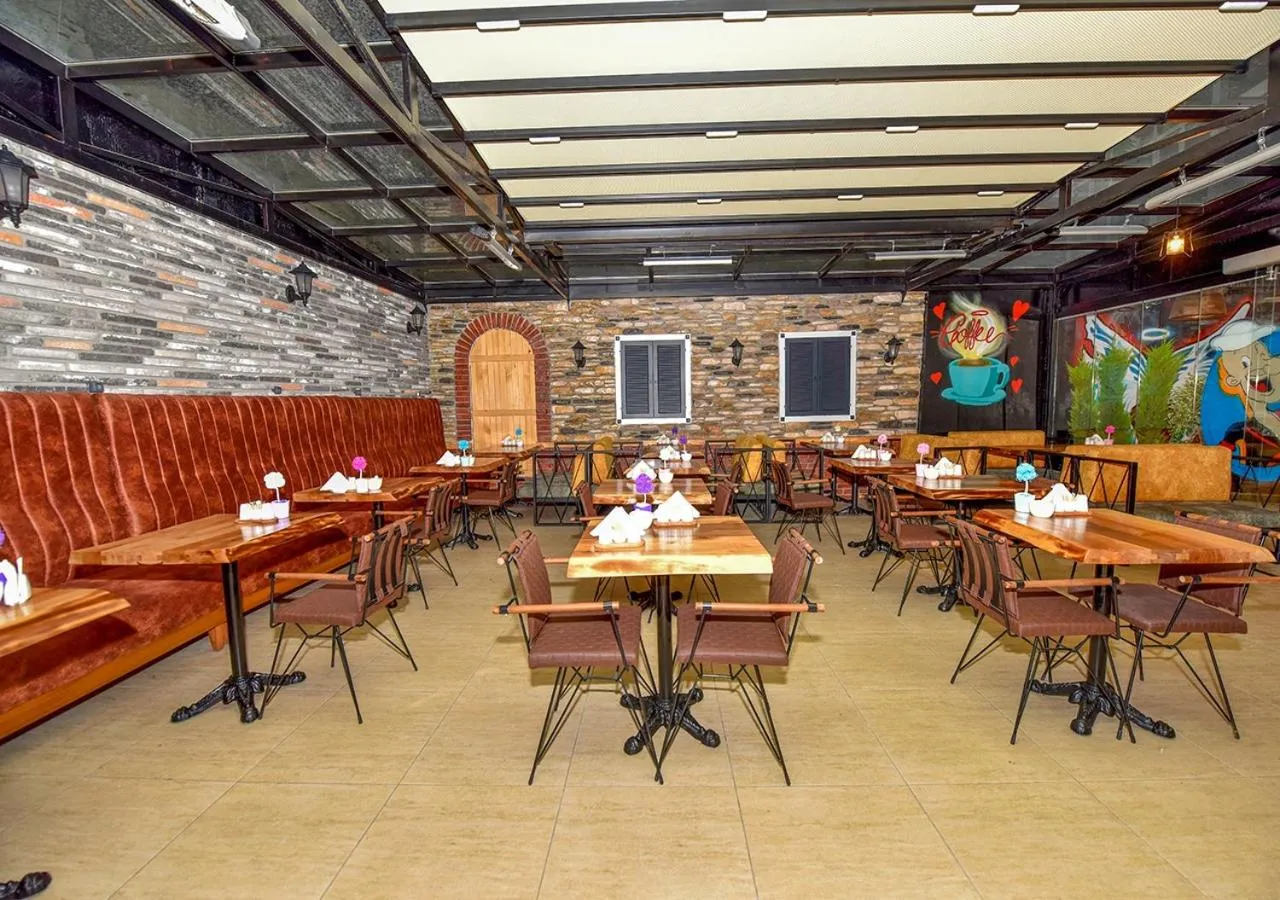 Restaurant/places to eat in Royal Garden Suite and Hotel