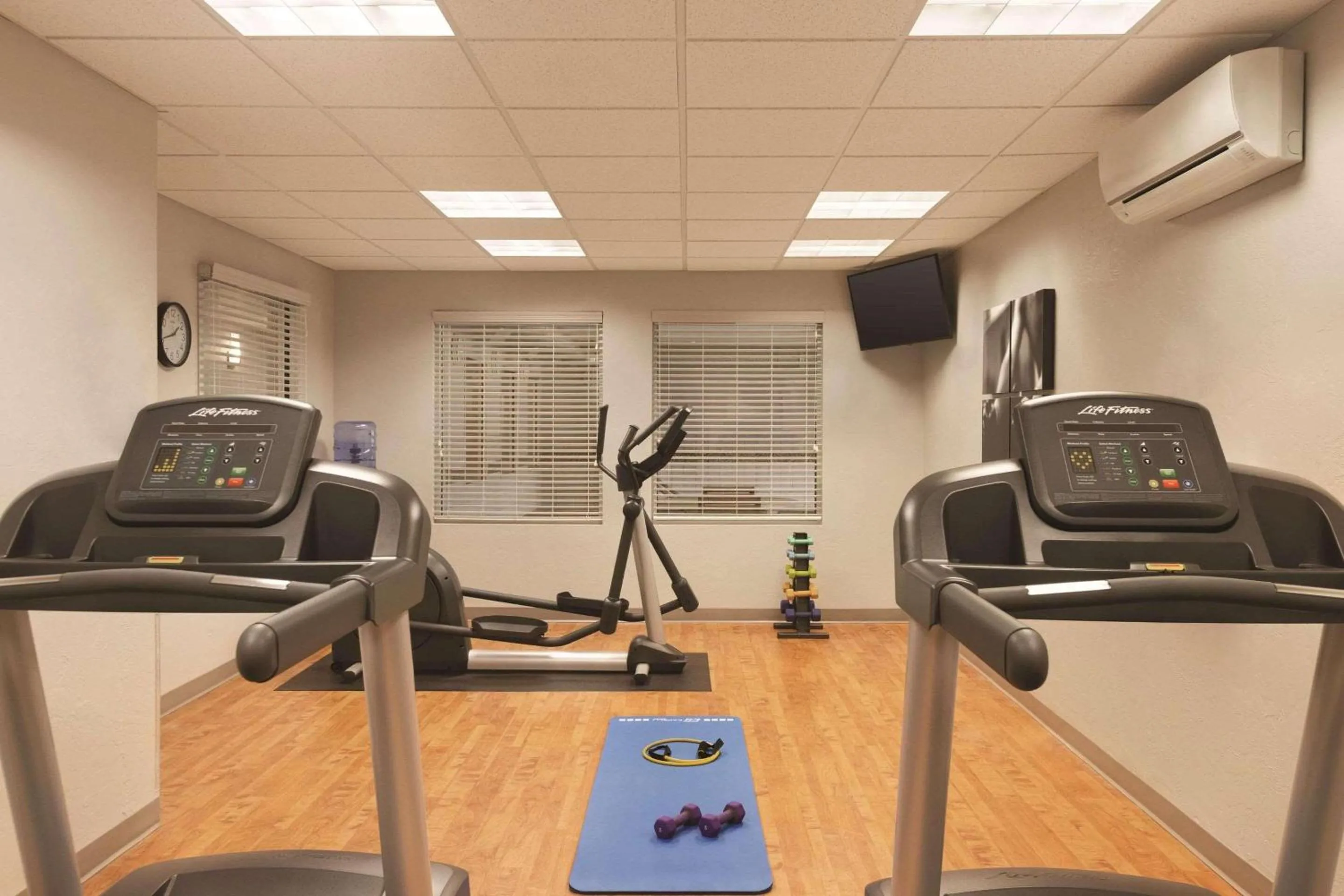 Fitness centre/facilities in Country Inn & Suites by Radisson, Green Bay North