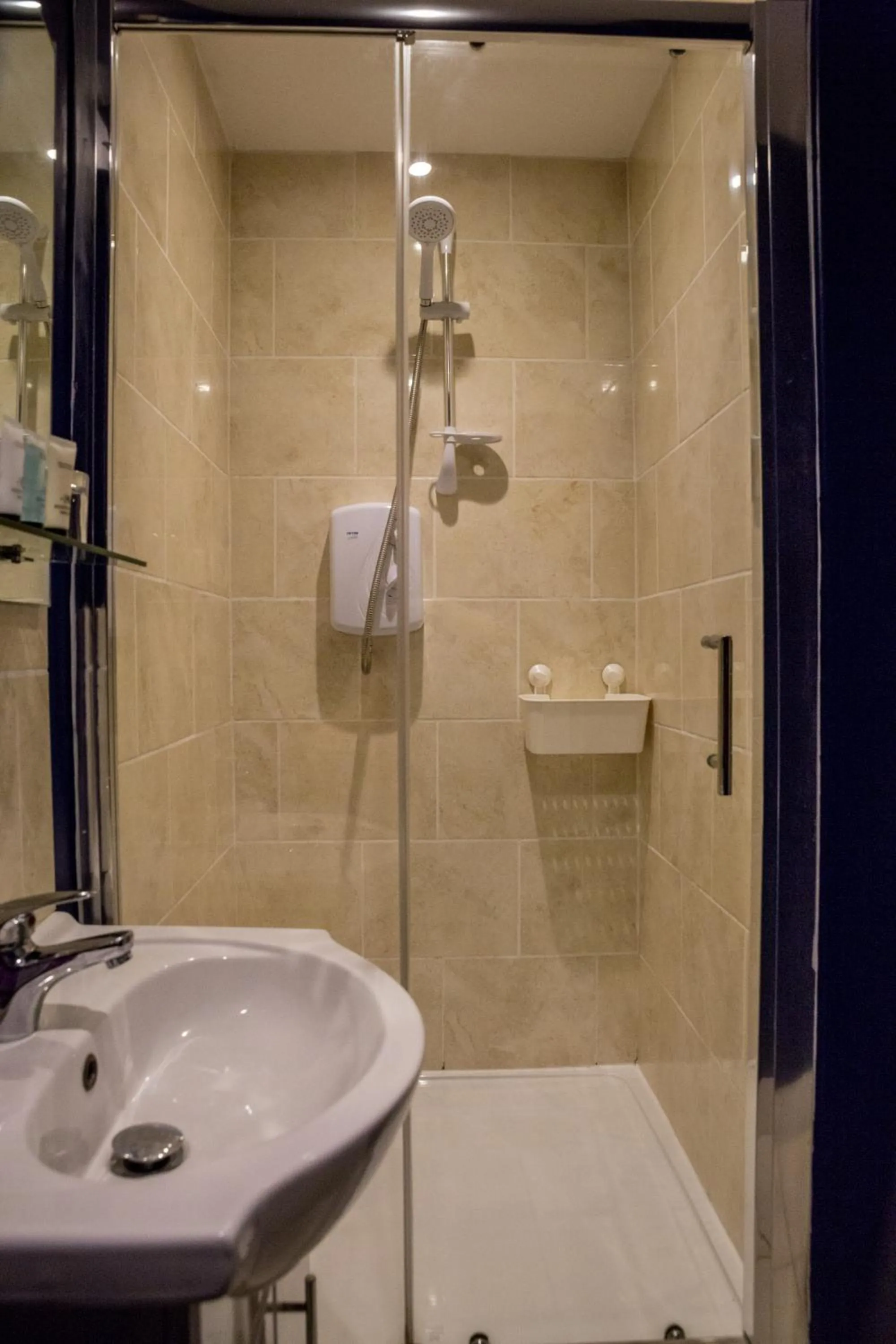 Shower in The Farmers Boy Inn Guest House