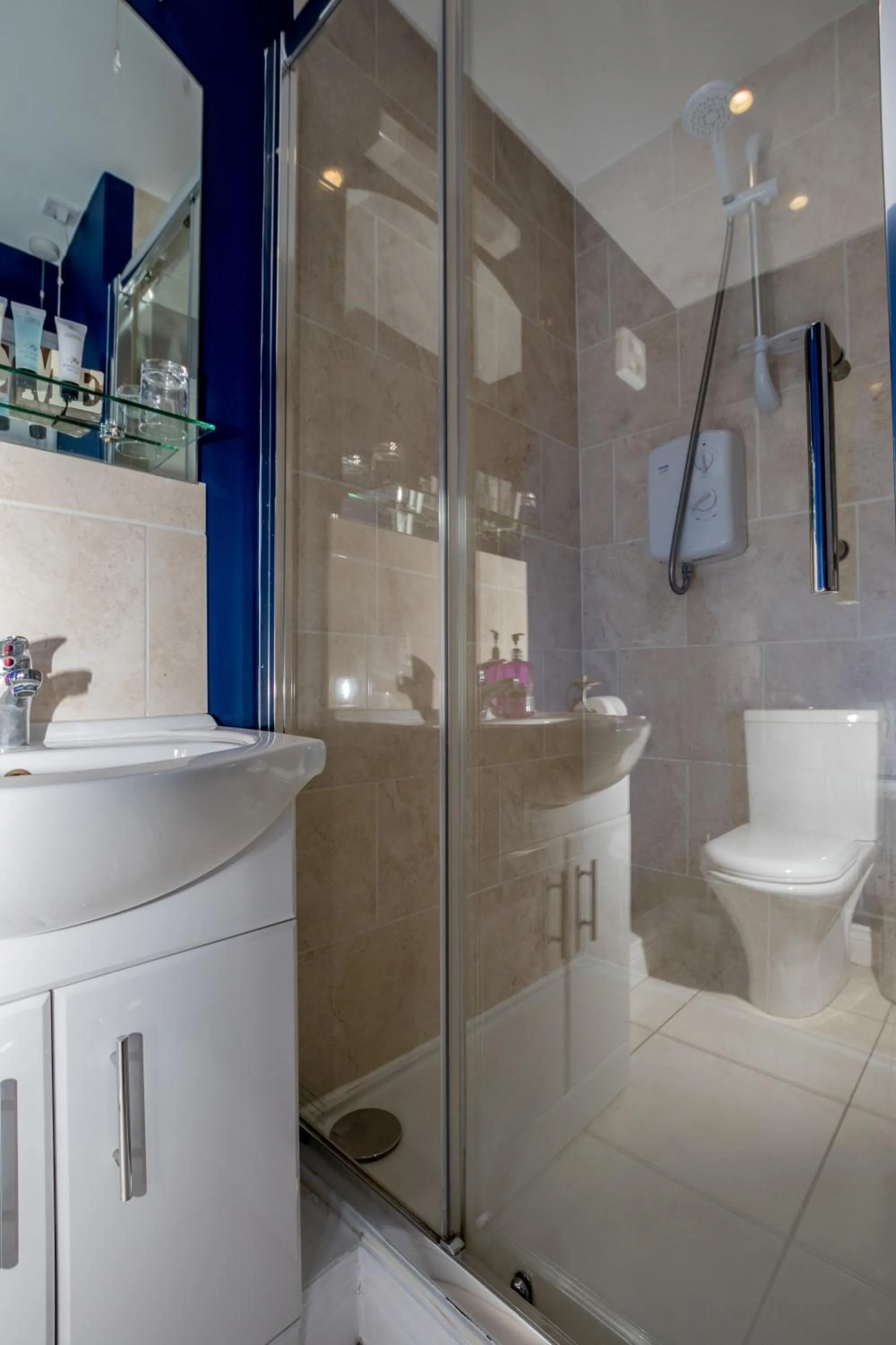 Shower in The Farmers Boy Inn Guest House