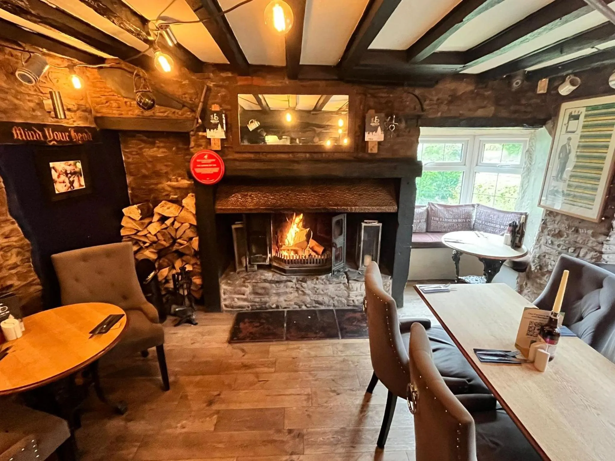 TV and multimedia in The Farmers Boy Inn Guest House