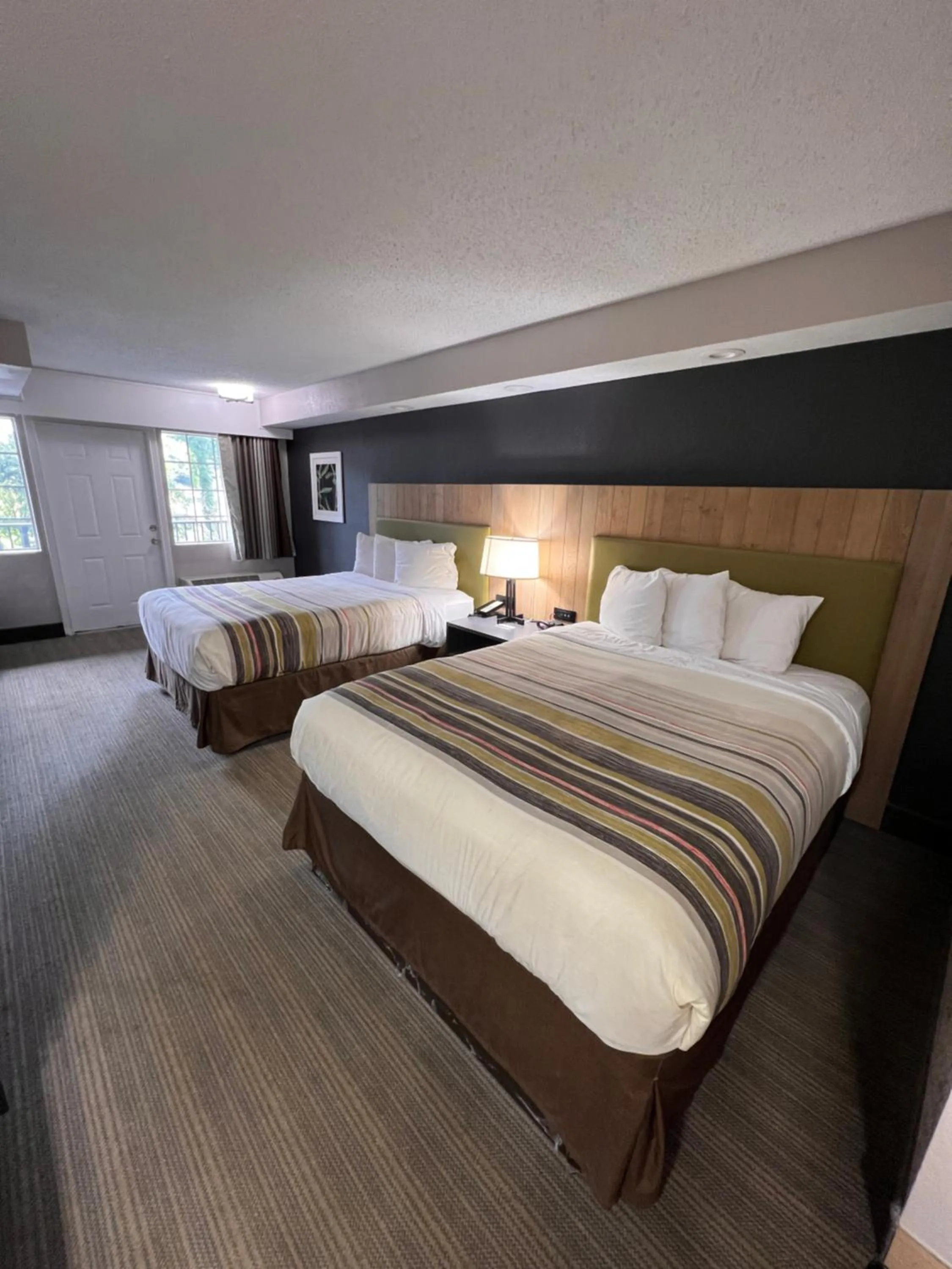 Bed in Country Inn & Suites by Radisson, Pigeon Forge South, TN