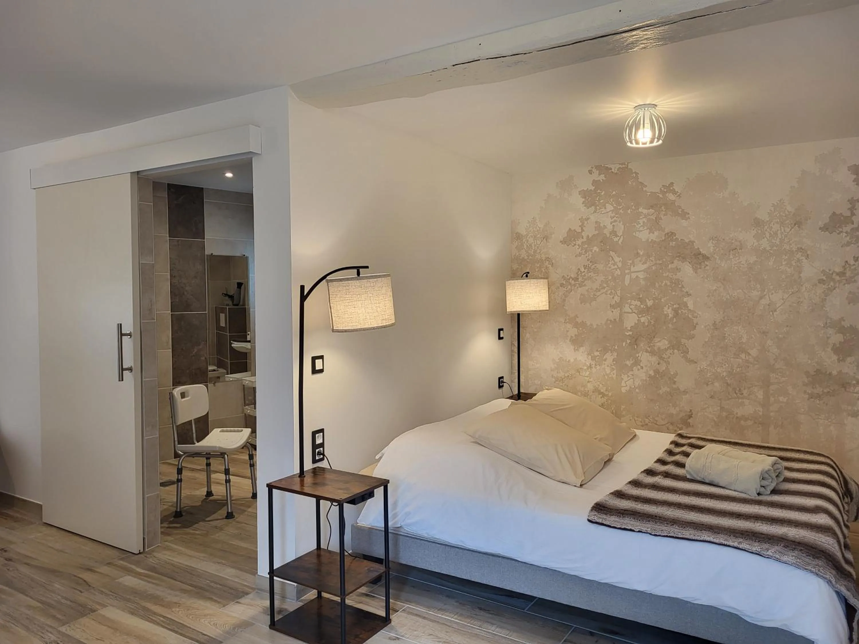 Facility for disabled guests, Bed in Chez Onna