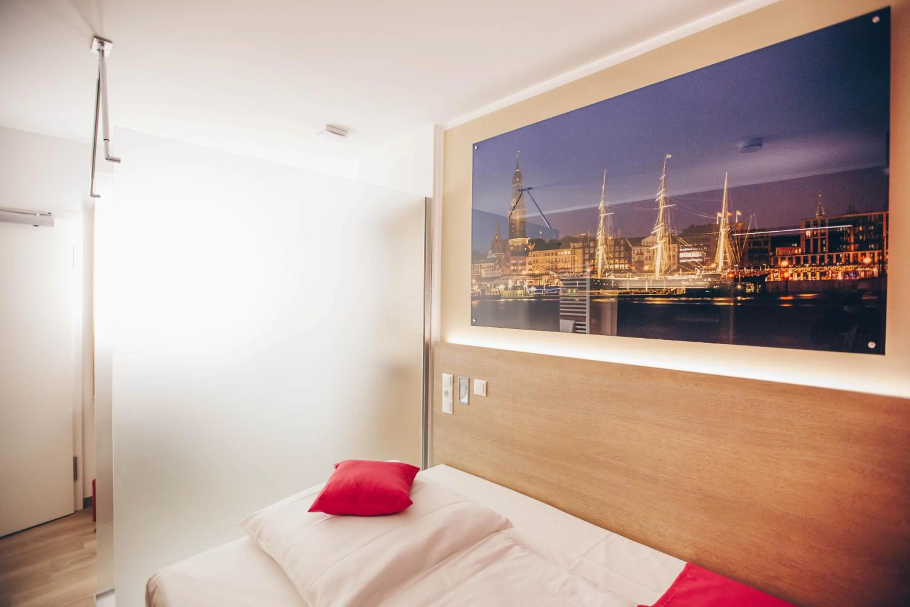 Bedroom, Bed in Hotel Luckys Inn