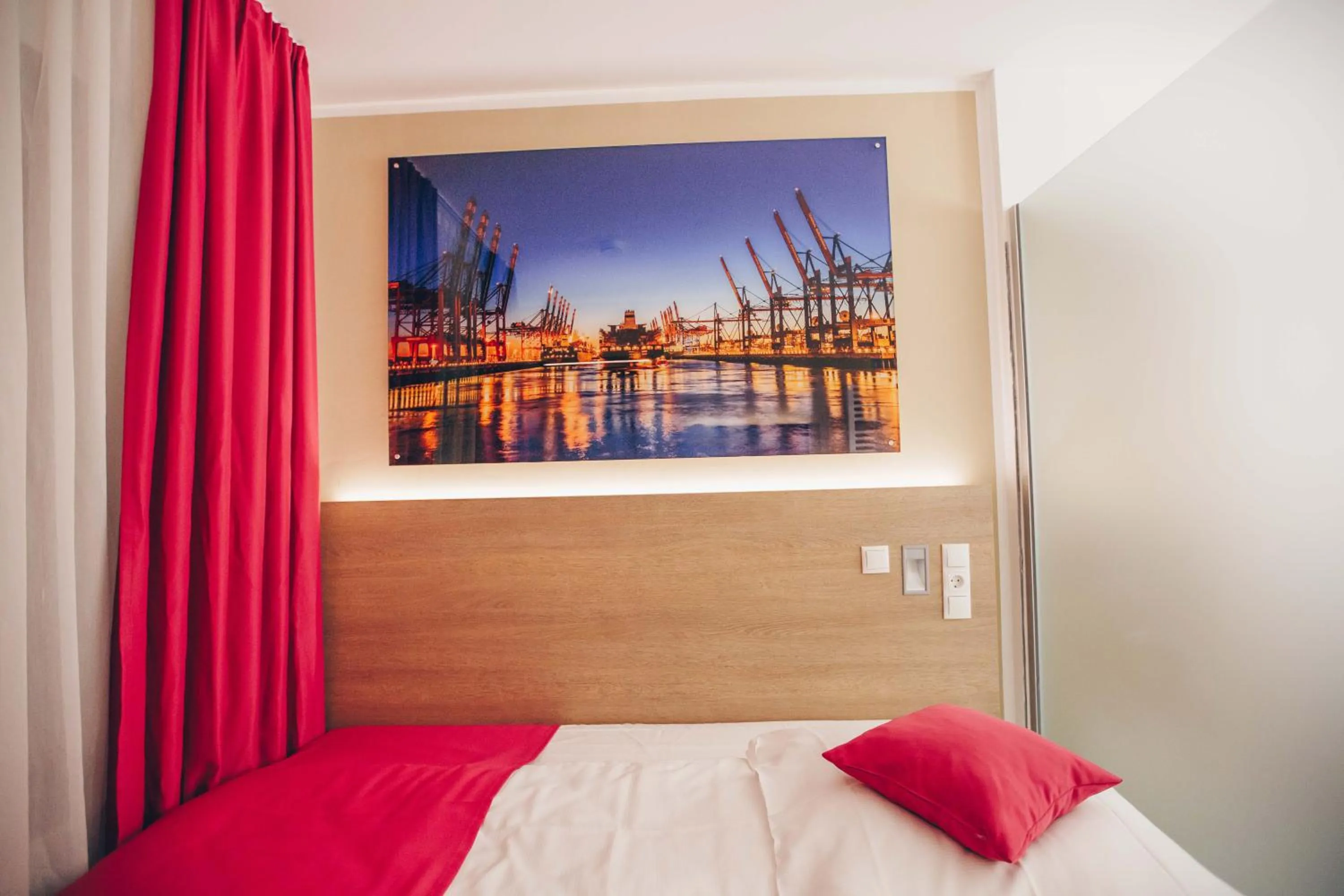 Bedroom, Bed in Hotel Luckys Inn