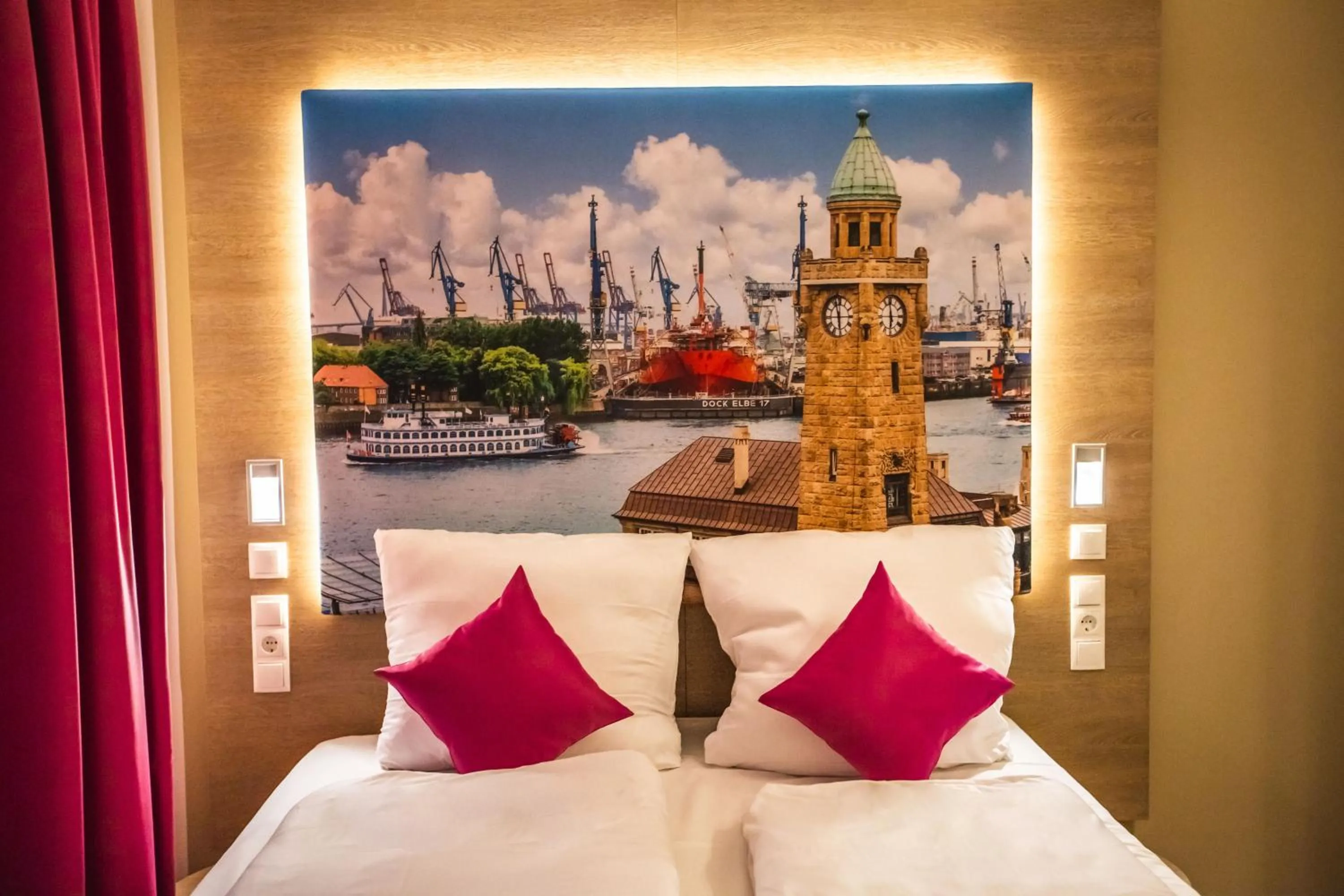 Bedroom, Bed in Hotel Luckys Inn