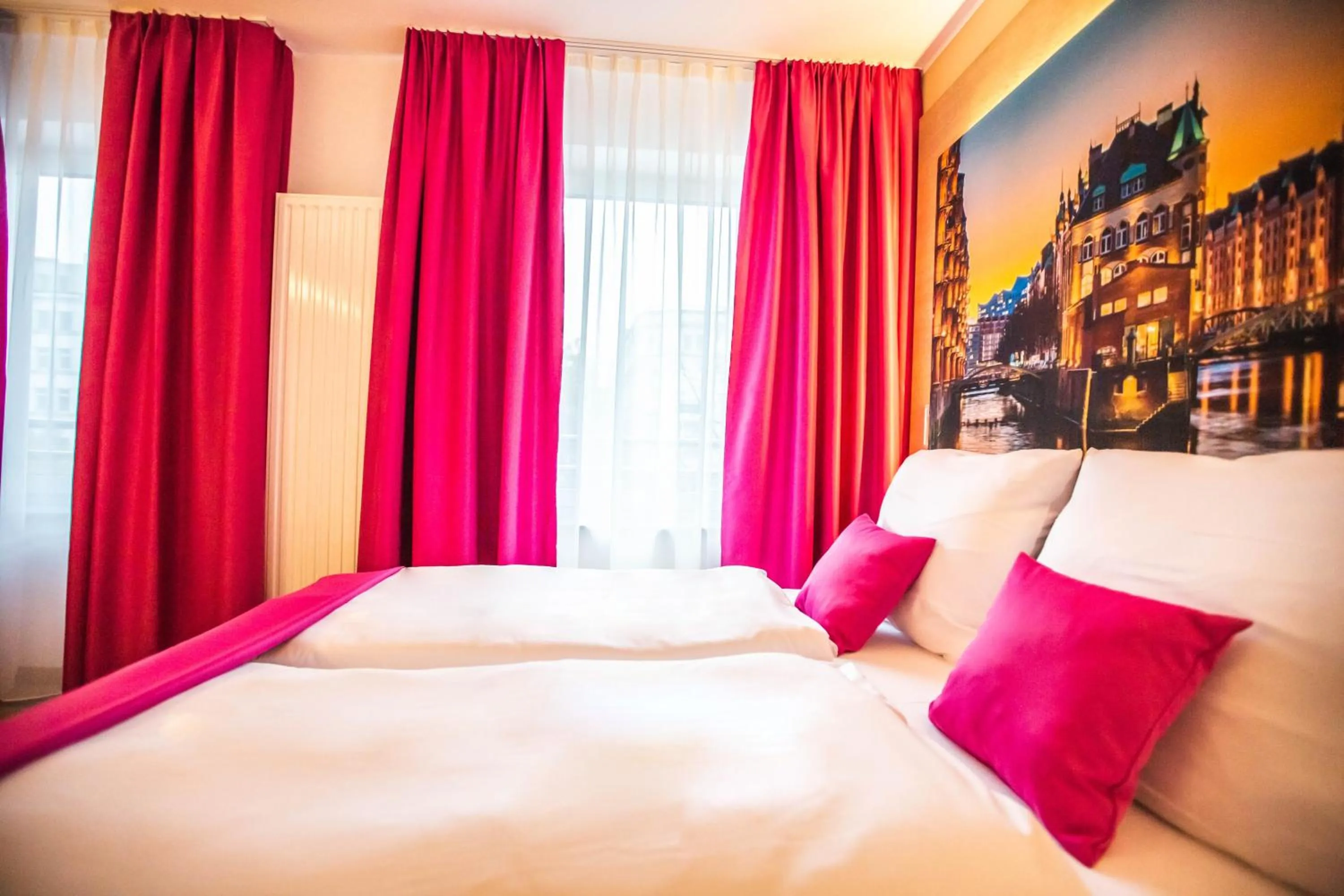 Bedroom, Bed in Hotel Luckys Inn